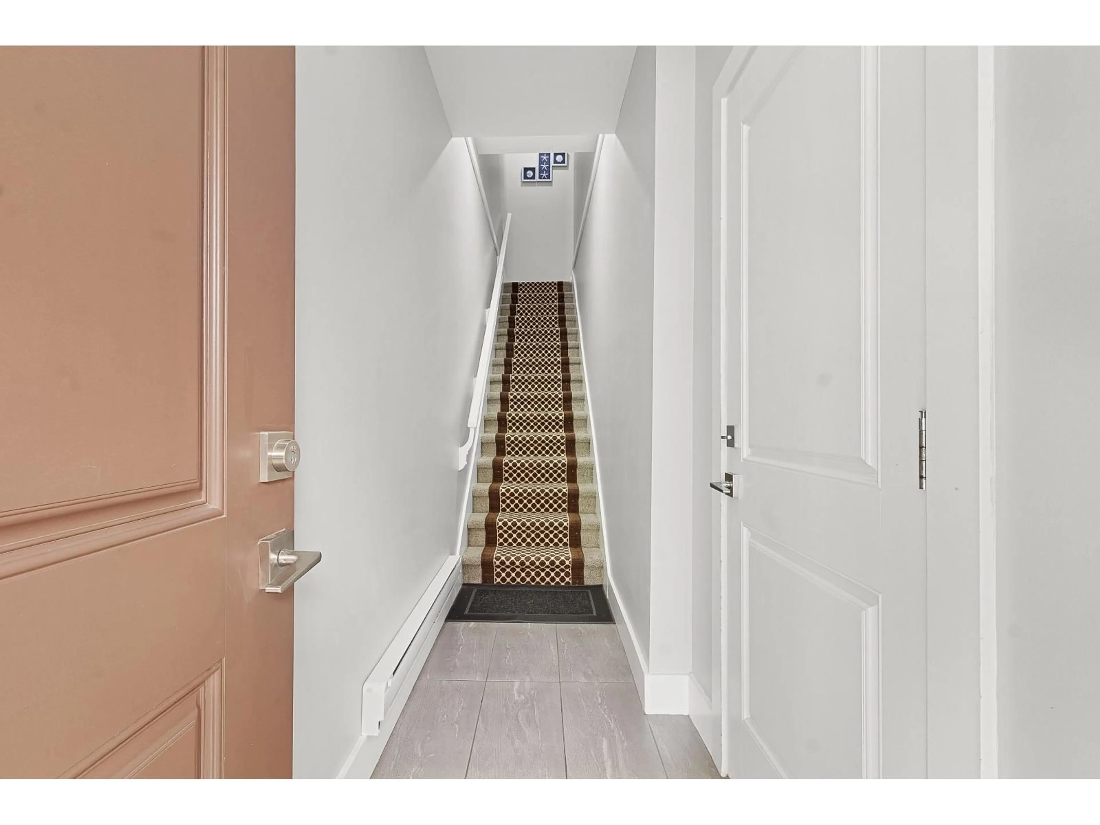 Indoor foyer for 23 - 2530 JANZEN, Abbotsford British Columbia V2T0H7