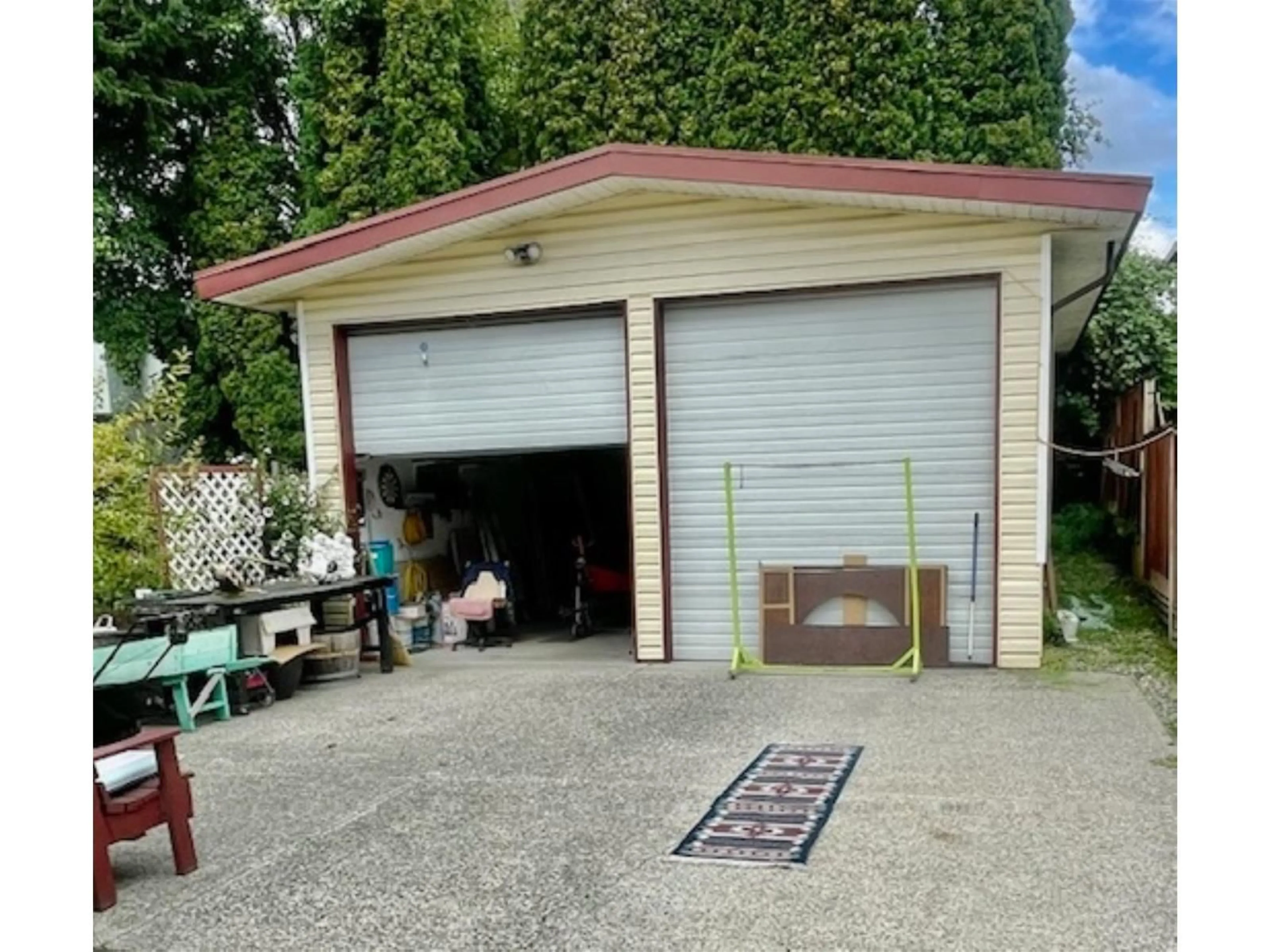 Indoor garage for 13841 92 A AVE, Surrey British Columbia V3V6Y5