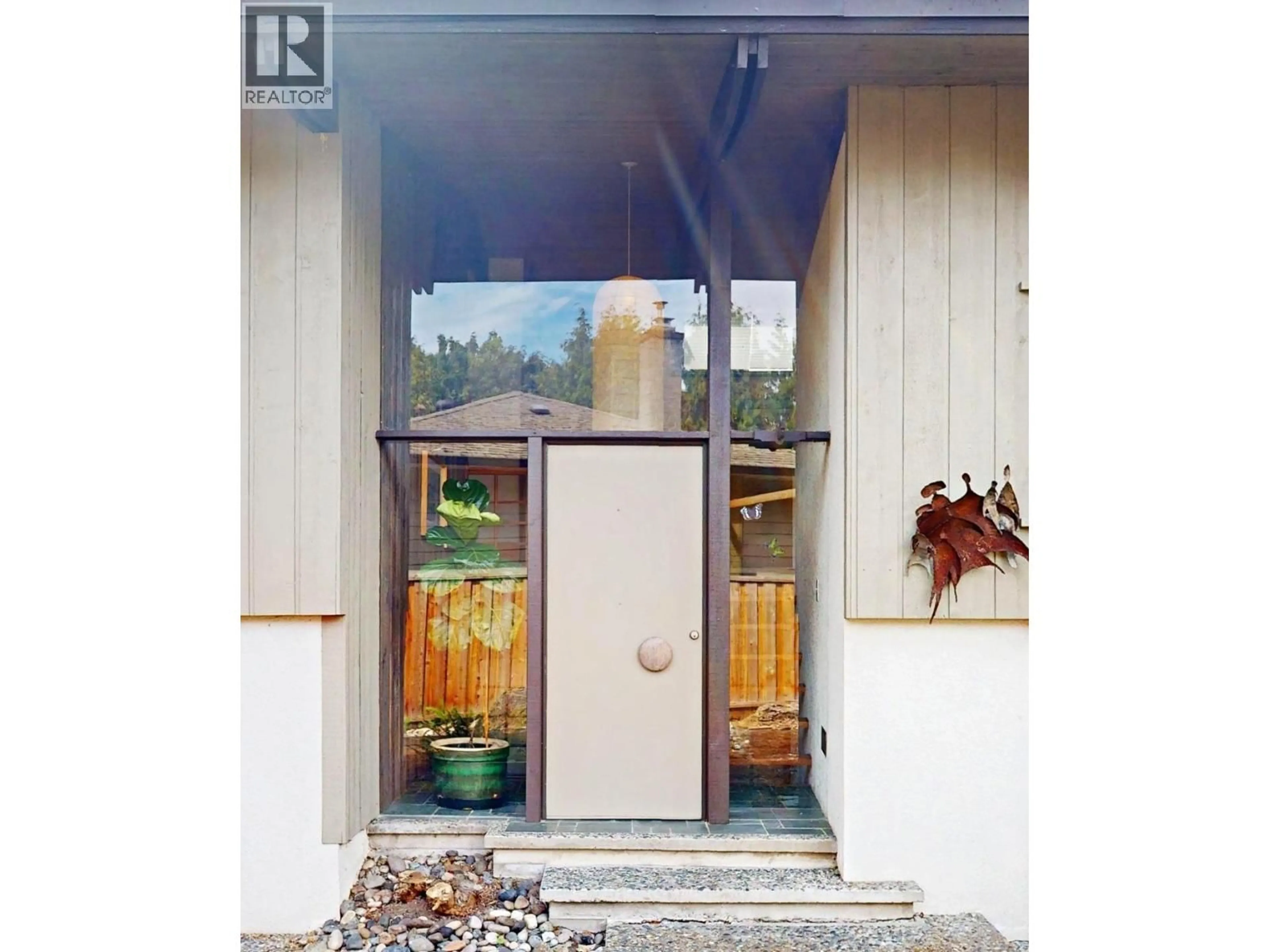 Indoor foyer for 4924 8A AVENUE, Delta British Columbia V4M1T1