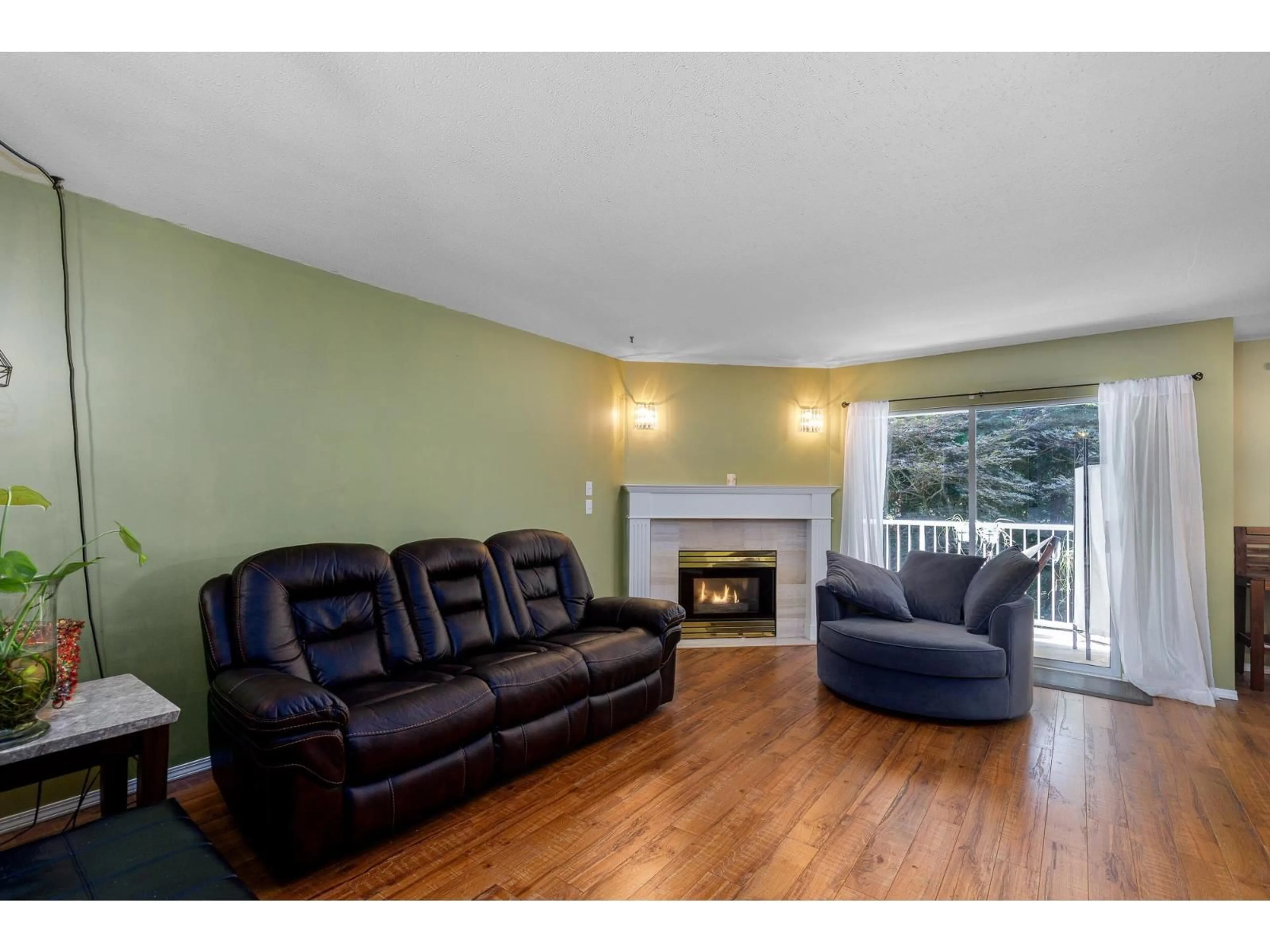 Living room with furniture, wood/laminate floor for 14 - 32339 7, Mission British Columbia V2V6T7