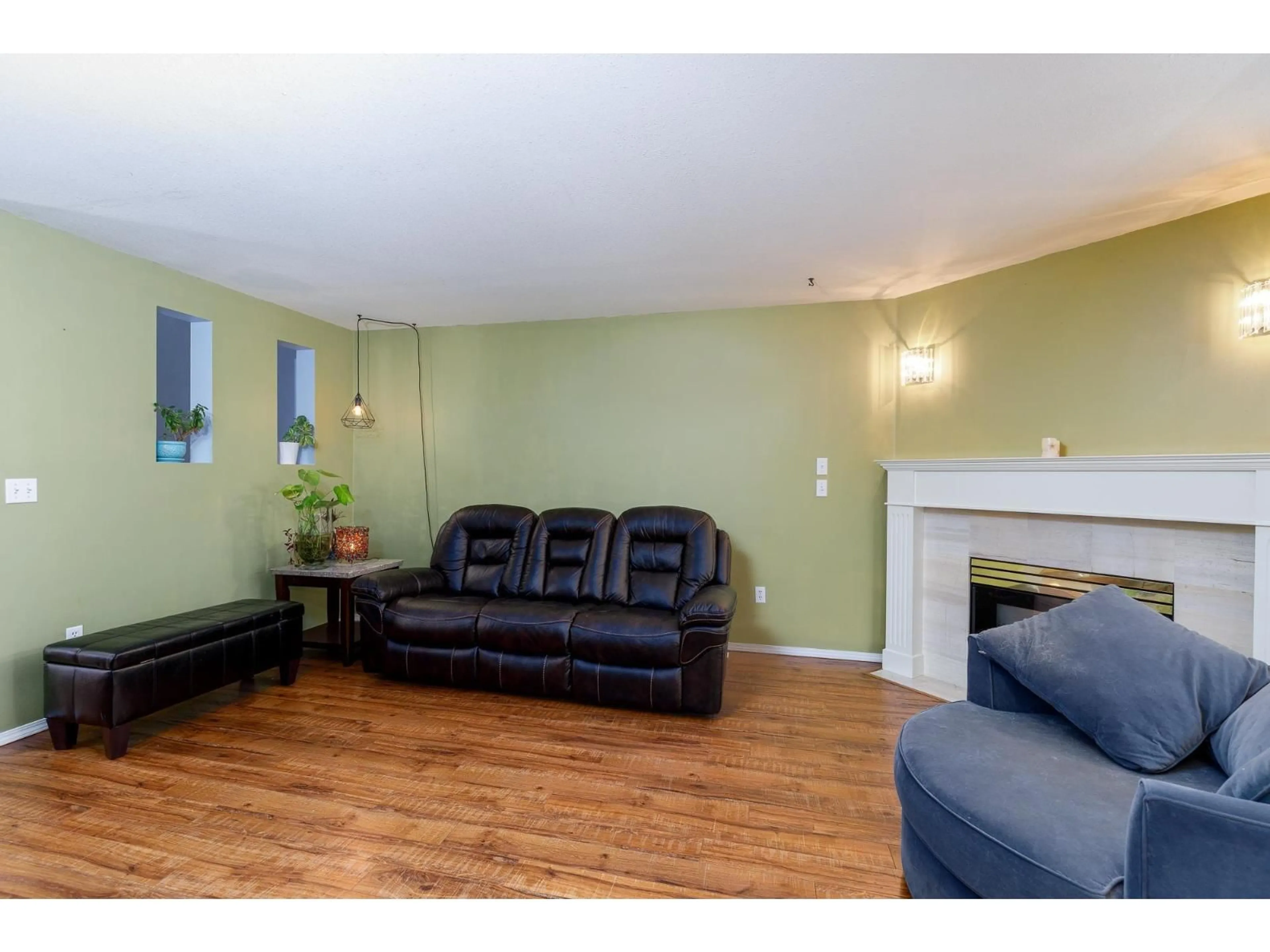 Living room with furniture, wood/laminate floor for 14 - 32339 7, Mission British Columbia V2V6T7