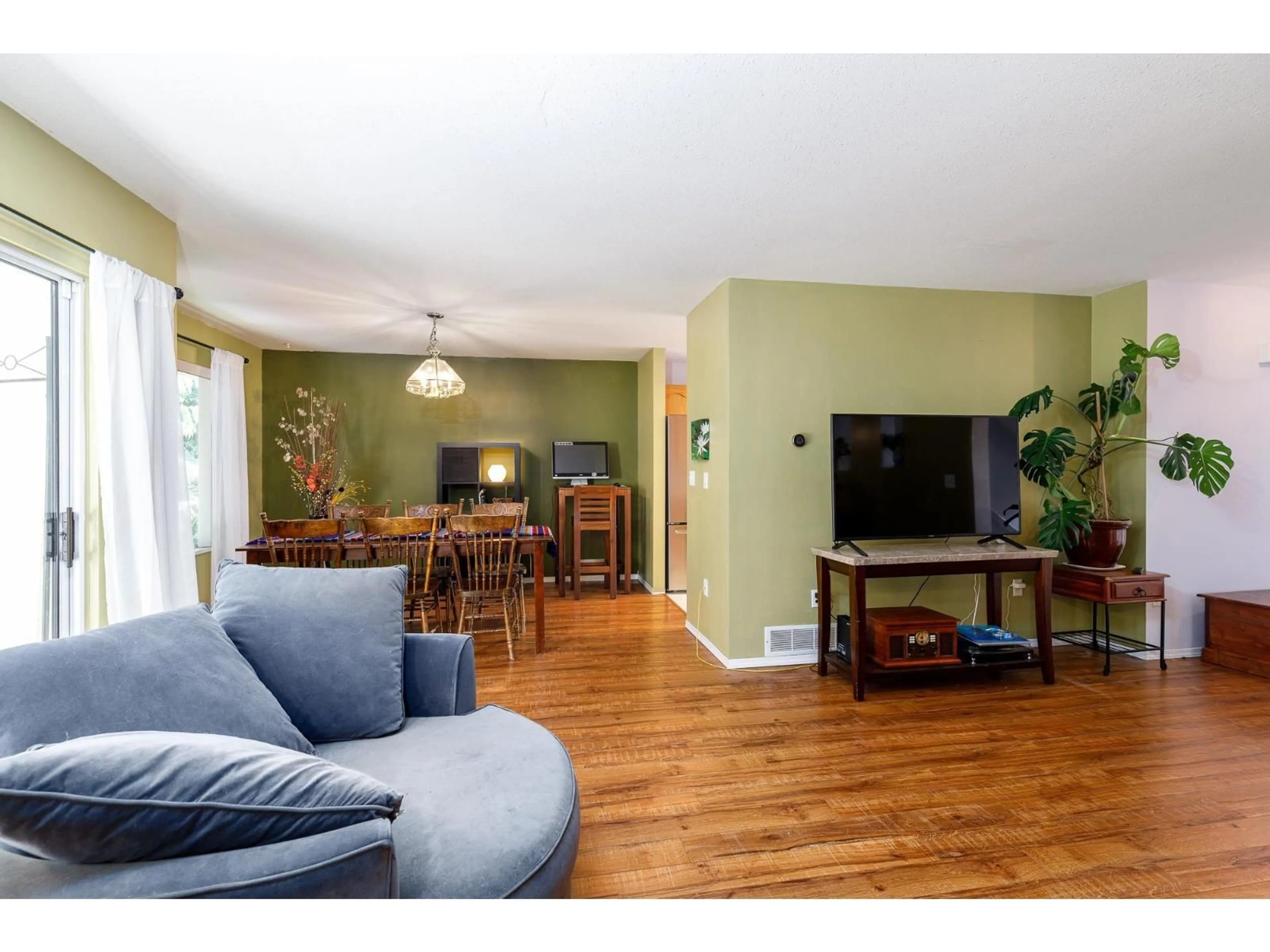 Living room with furniture, wood/laminate floor for 14 - 32339 7, Mission British Columbia V2V6T7