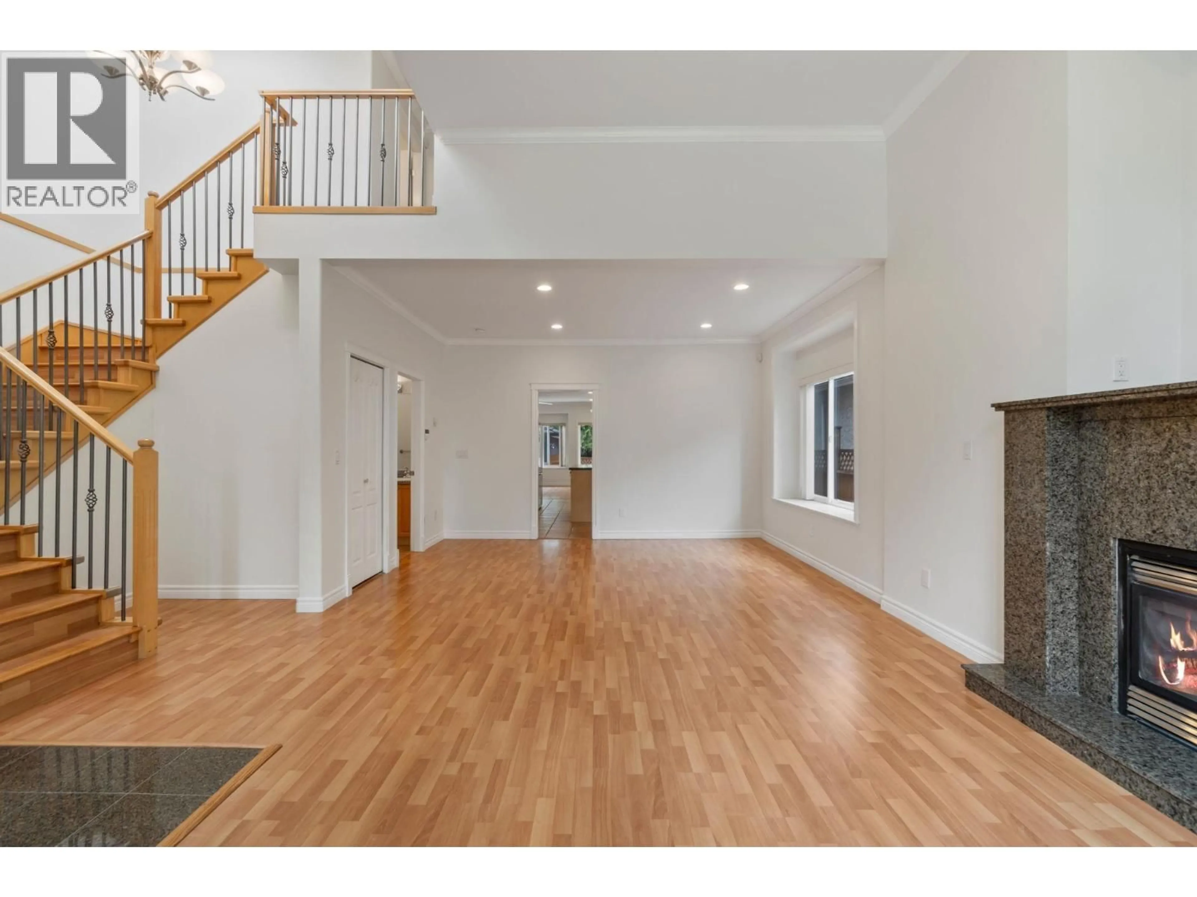 Indoor foyer for 6475 SPERLING AVENUE, Burnaby British Columbia V5E2V3