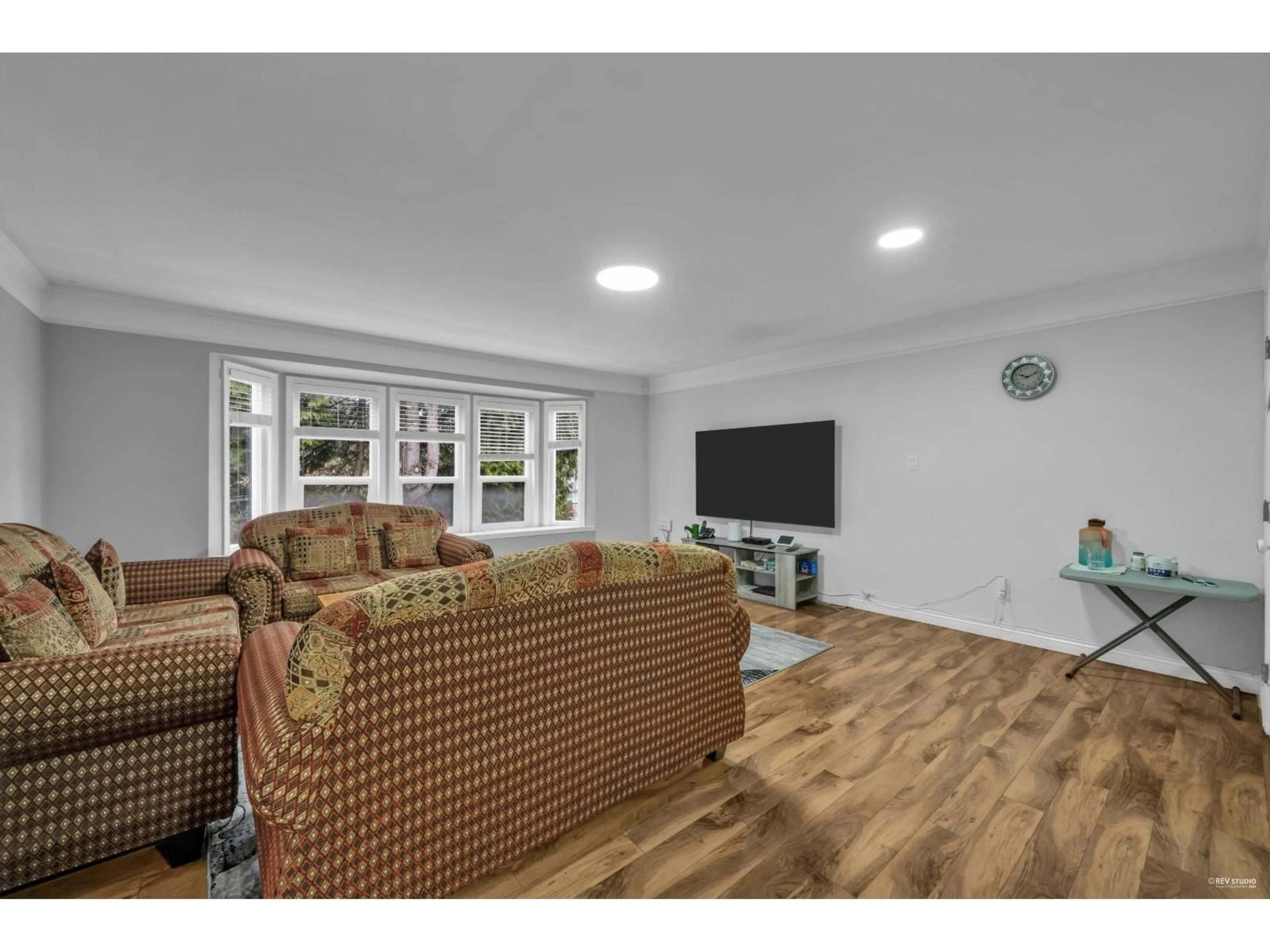 Living room with furniture, wood/laminate floor for 13532 64, Surrey British Columbia V3W1Y3