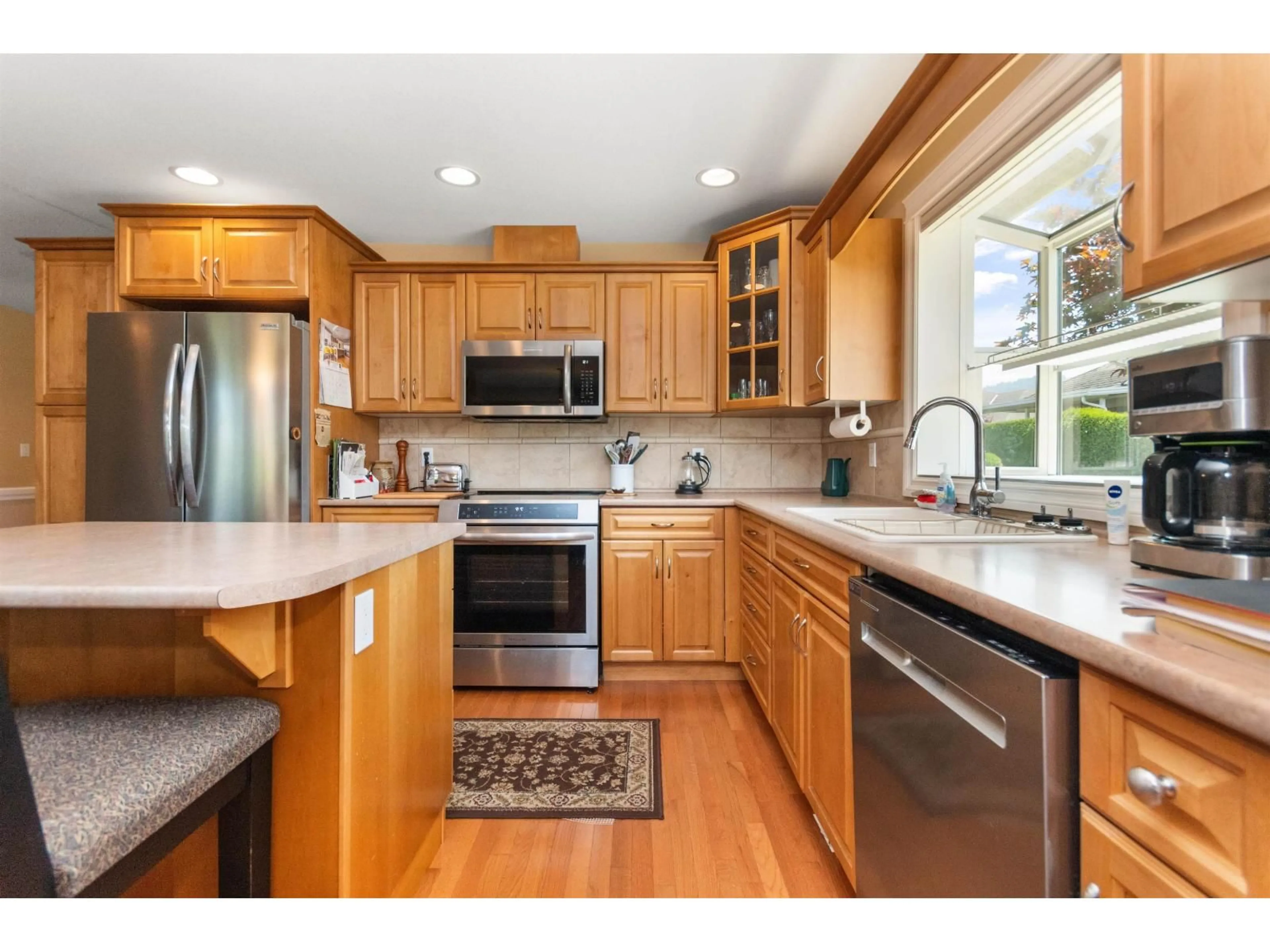 Open concept kitchen, wood/laminate floor for 33 - 45824 STEVENSON ROAD, Chilliwack British Columbia V2R5W5