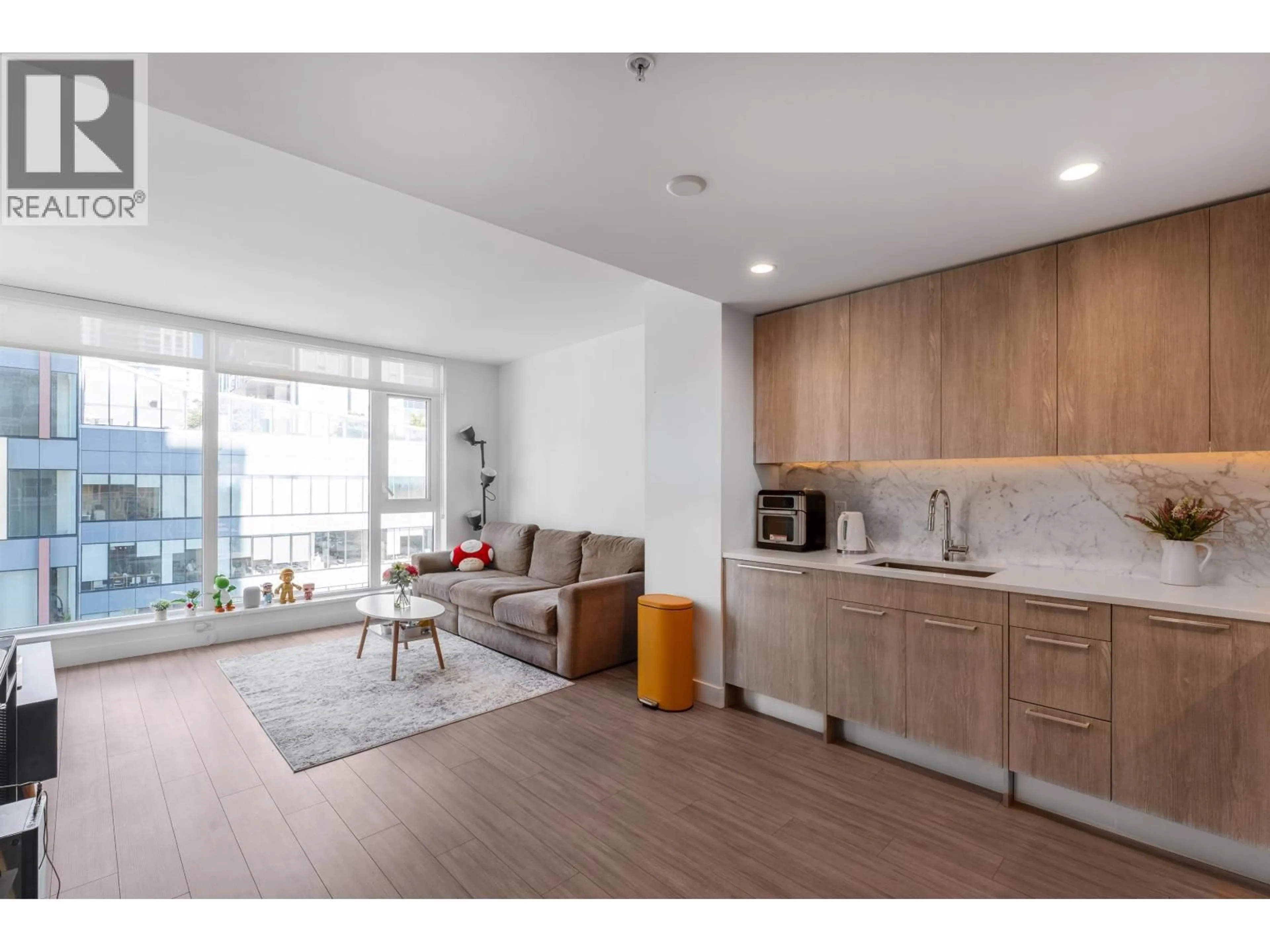 Open concept kitchen, wood/laminate floor for 807 - 6398 SILVER AVENUE, Burnaby British Columbia V5H0K7