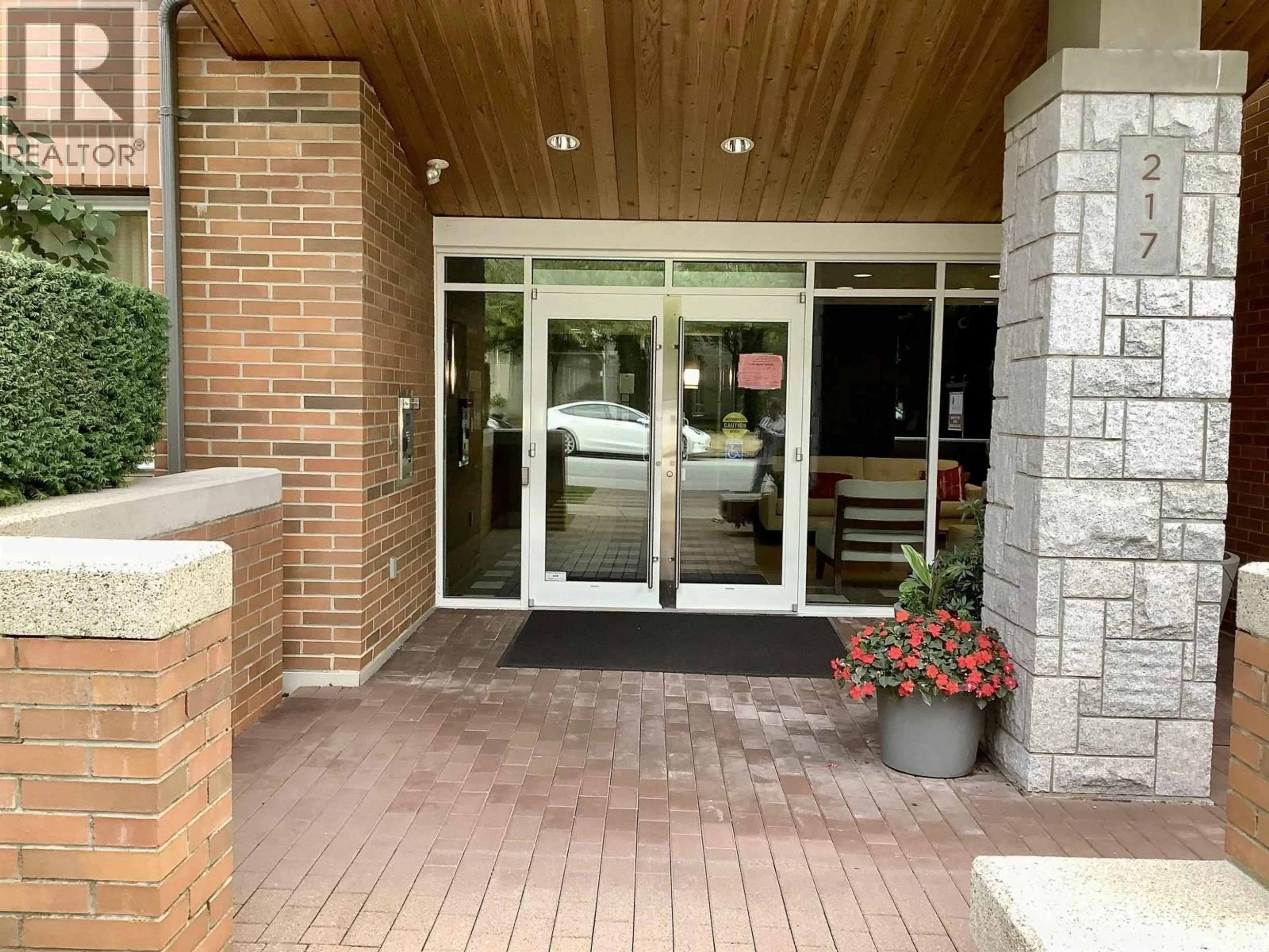 Indoor foyer for 207 - 217 8TH STREET, North Vancouver British Columbia V7M0C2