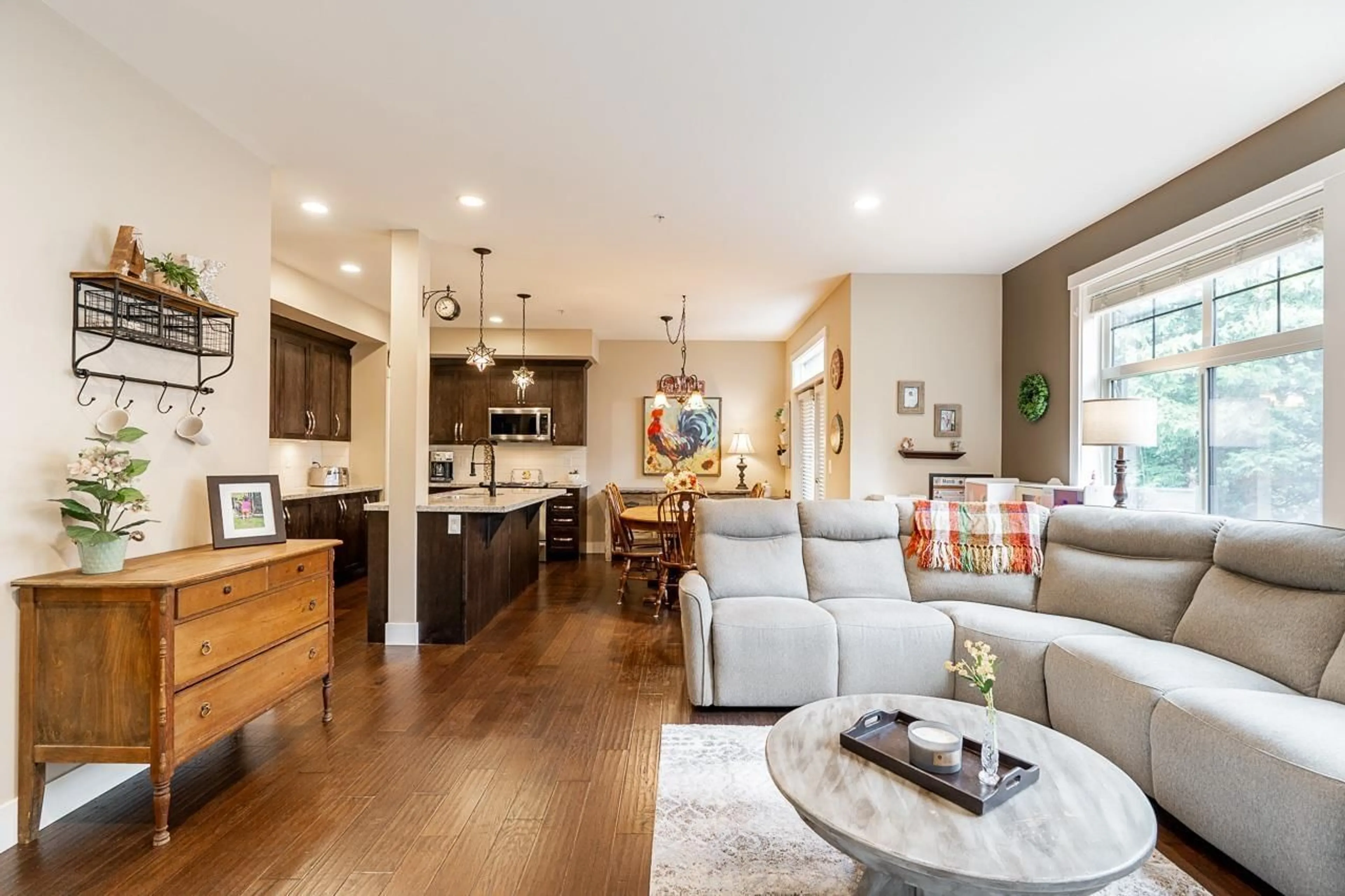 Living room with furniture, wood/laminate floor for 17 - 35298 MARSHALL, Abbotsford British Columbia V3G0E2