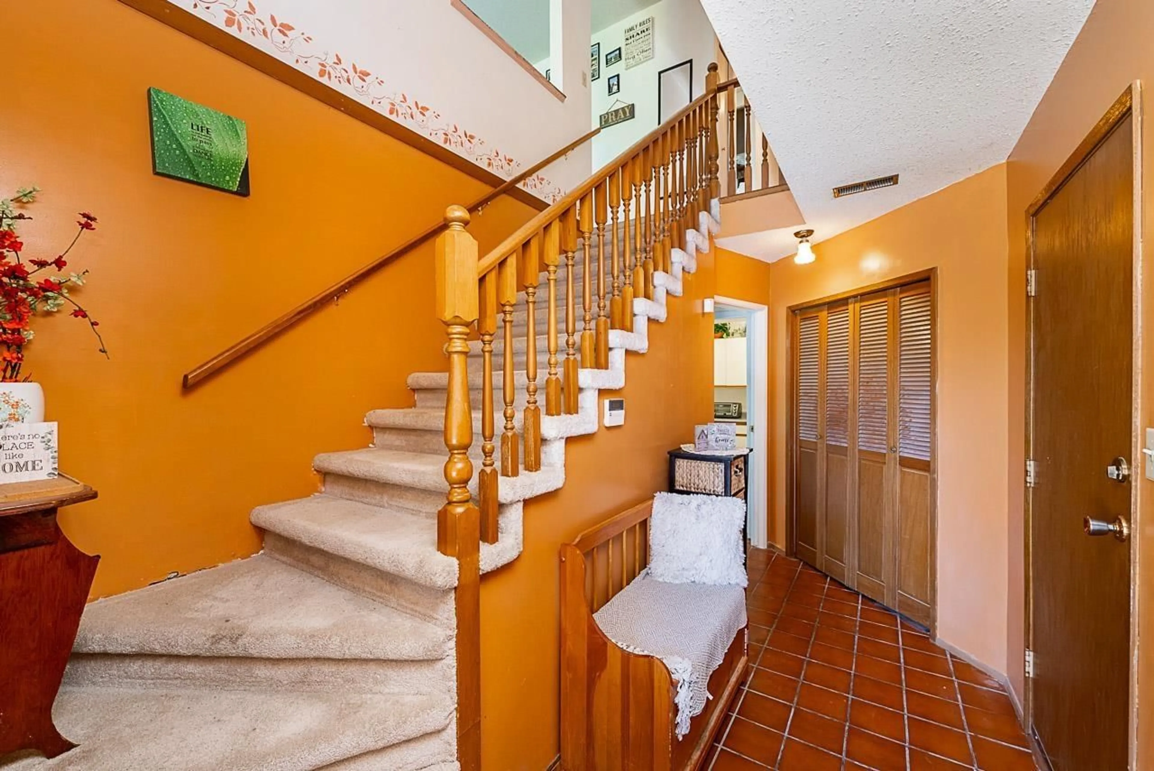 Indoor foyer for 34686 ST MATTHEWS, Abbotsford British Columbia V2S5L3