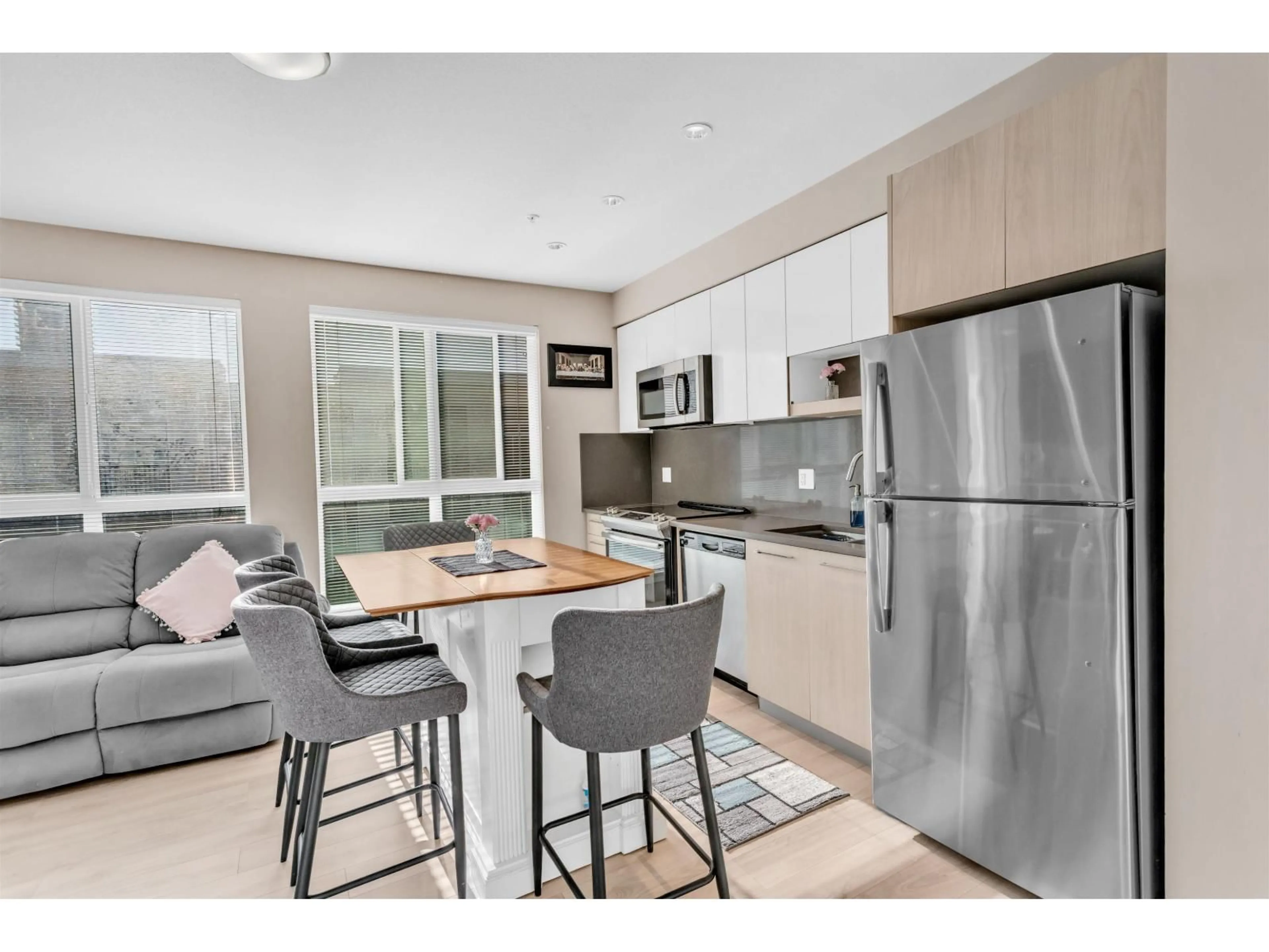 Open concept kitchen, wood/laminate floor for 406 - 13768 108, Surrey British Columbia V3T0L9