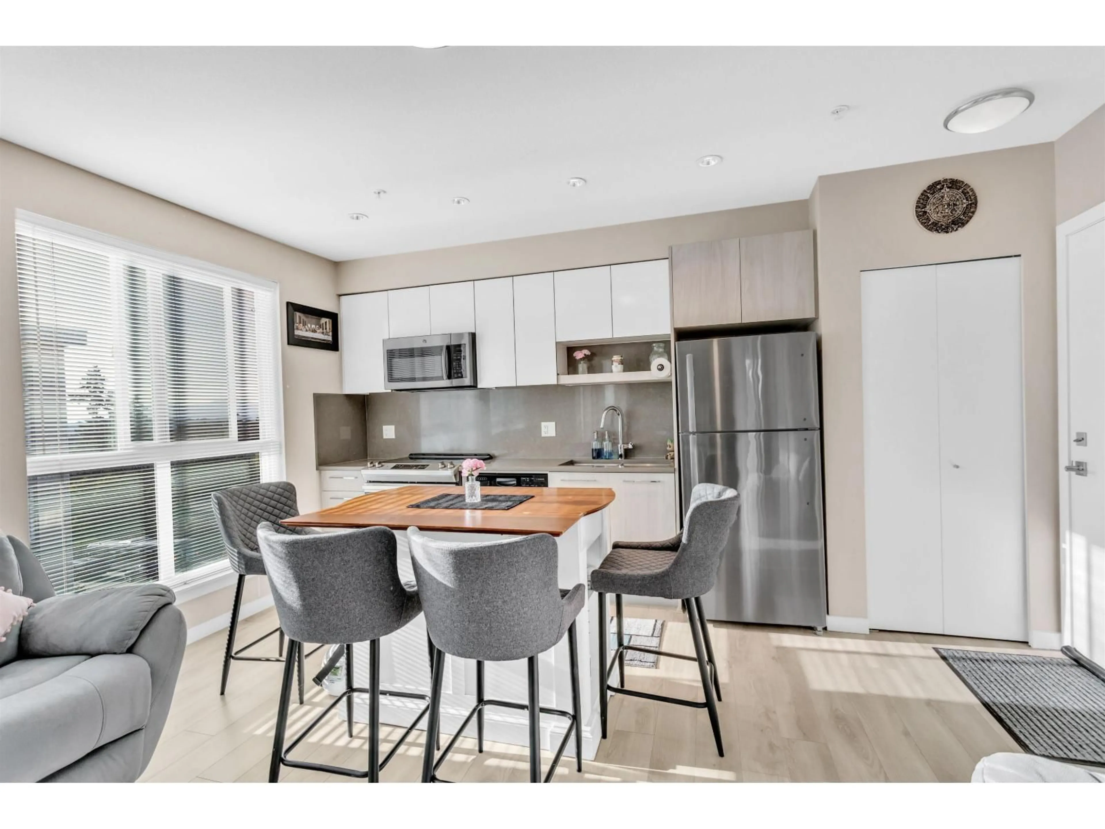 Open concept kitchen, unknown for 406 - 13768 108, Surrey British Columbia V3T0L9