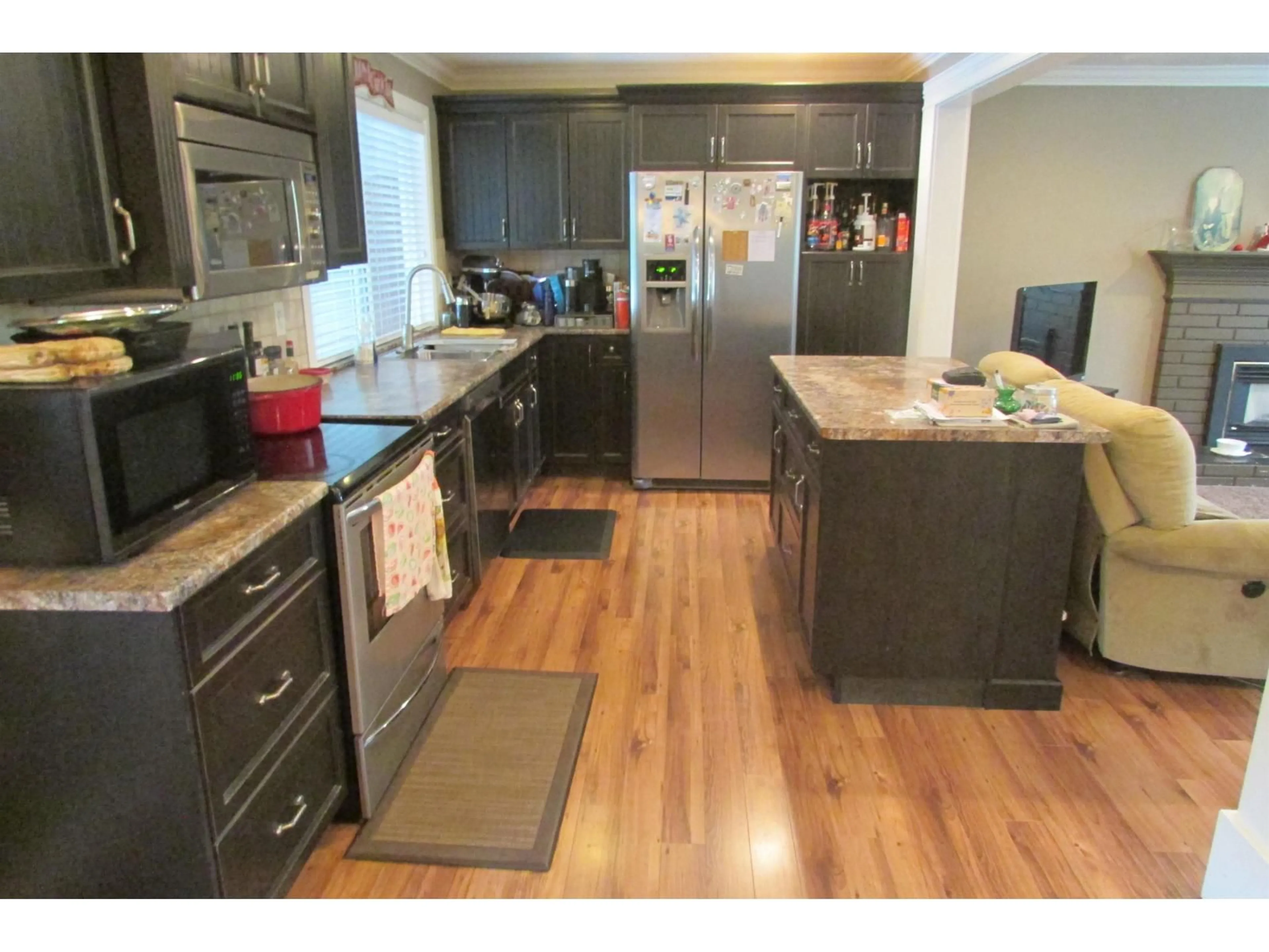 Open concept kitchen, wood/laminate floor for 34494 YORK, Abbotsford British Columbia V2S2W9