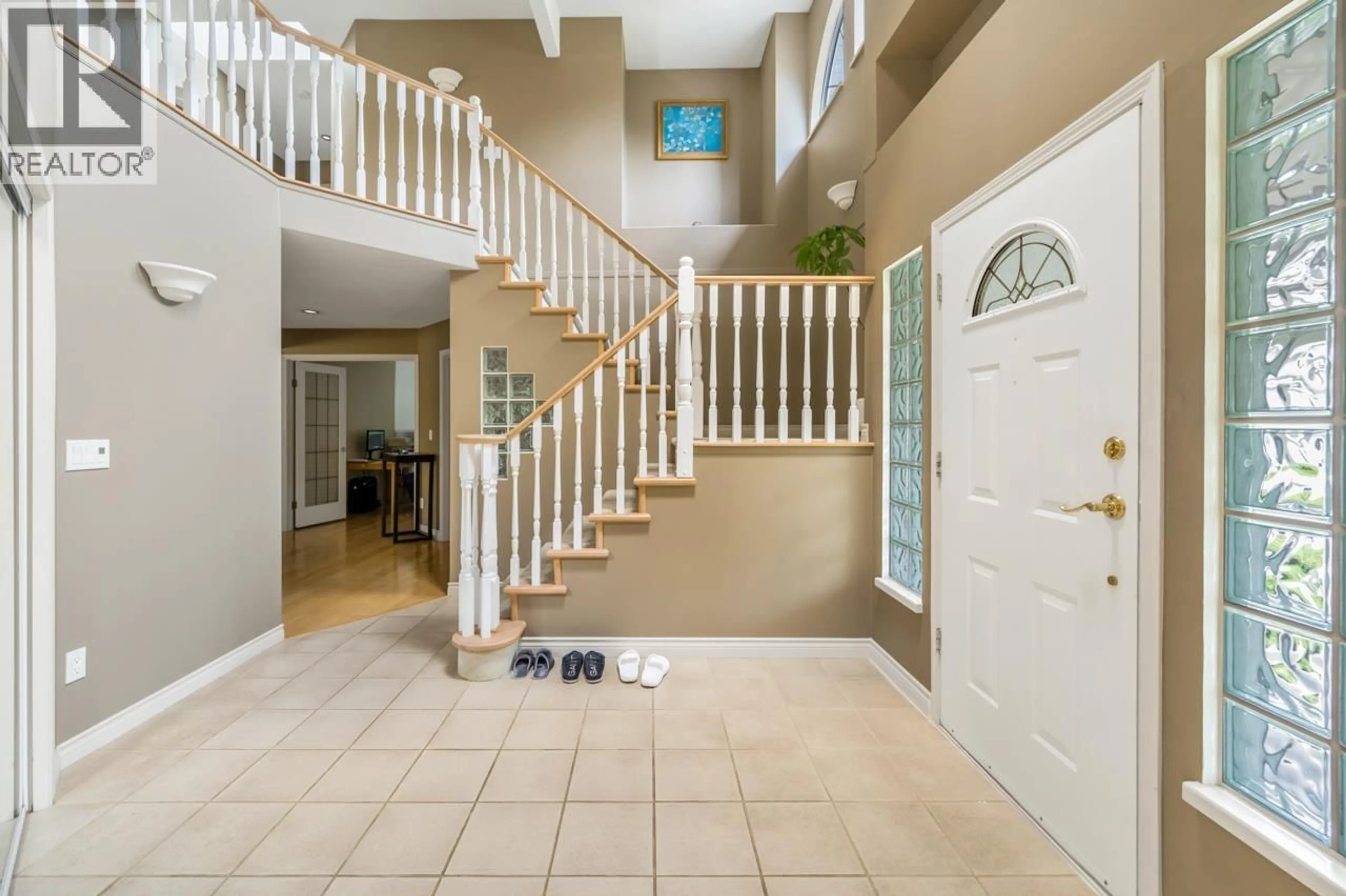 Indoor entryway for 35 WILDWOOD DRIVE, Port Moody British Columbia V3H4M5