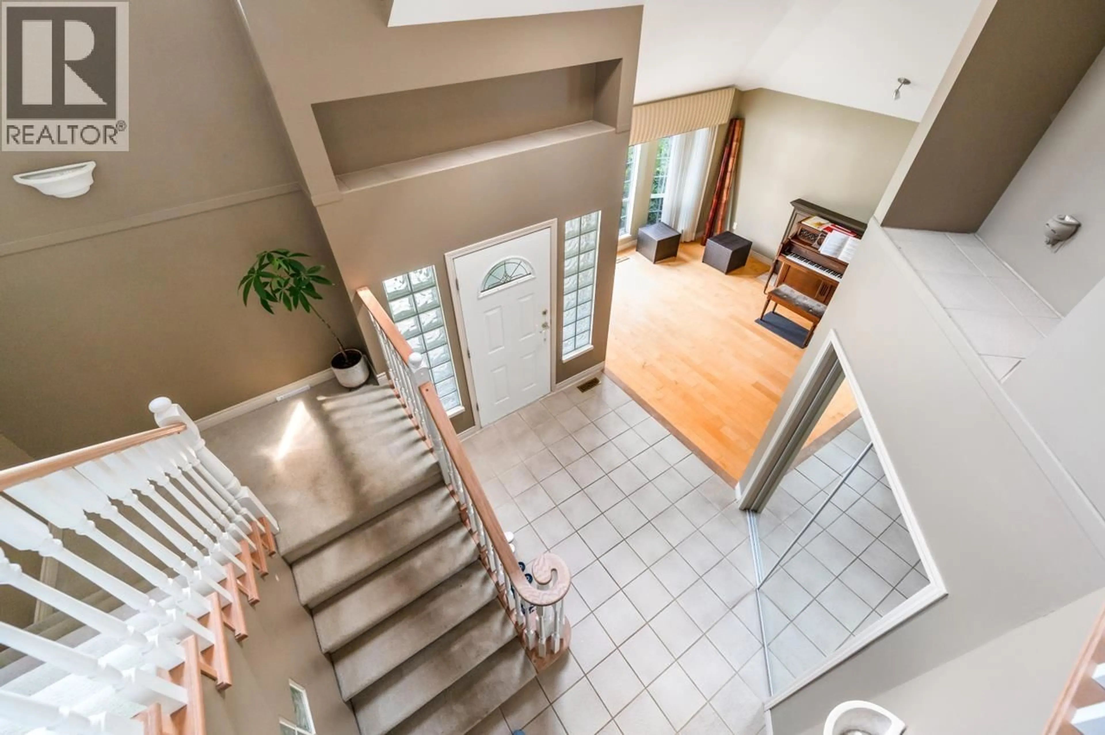 Indoor foyer for 35 WILDWOOD DRIVE, Port Moody British Columbia V3H4M5