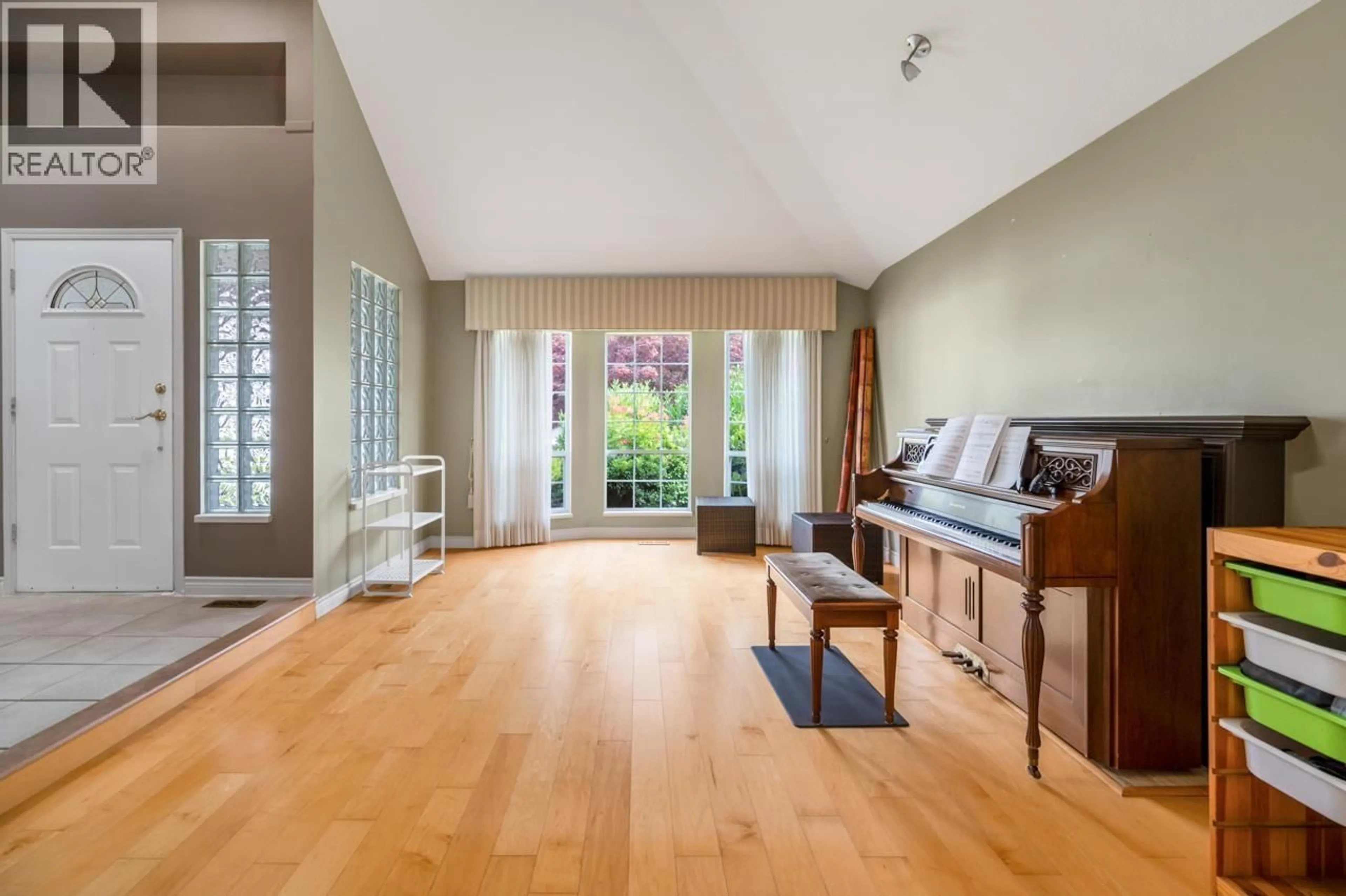 Indoor foyer for 35 WILDWOOD DRIVE, Port Moody British Columbia V3H4M5