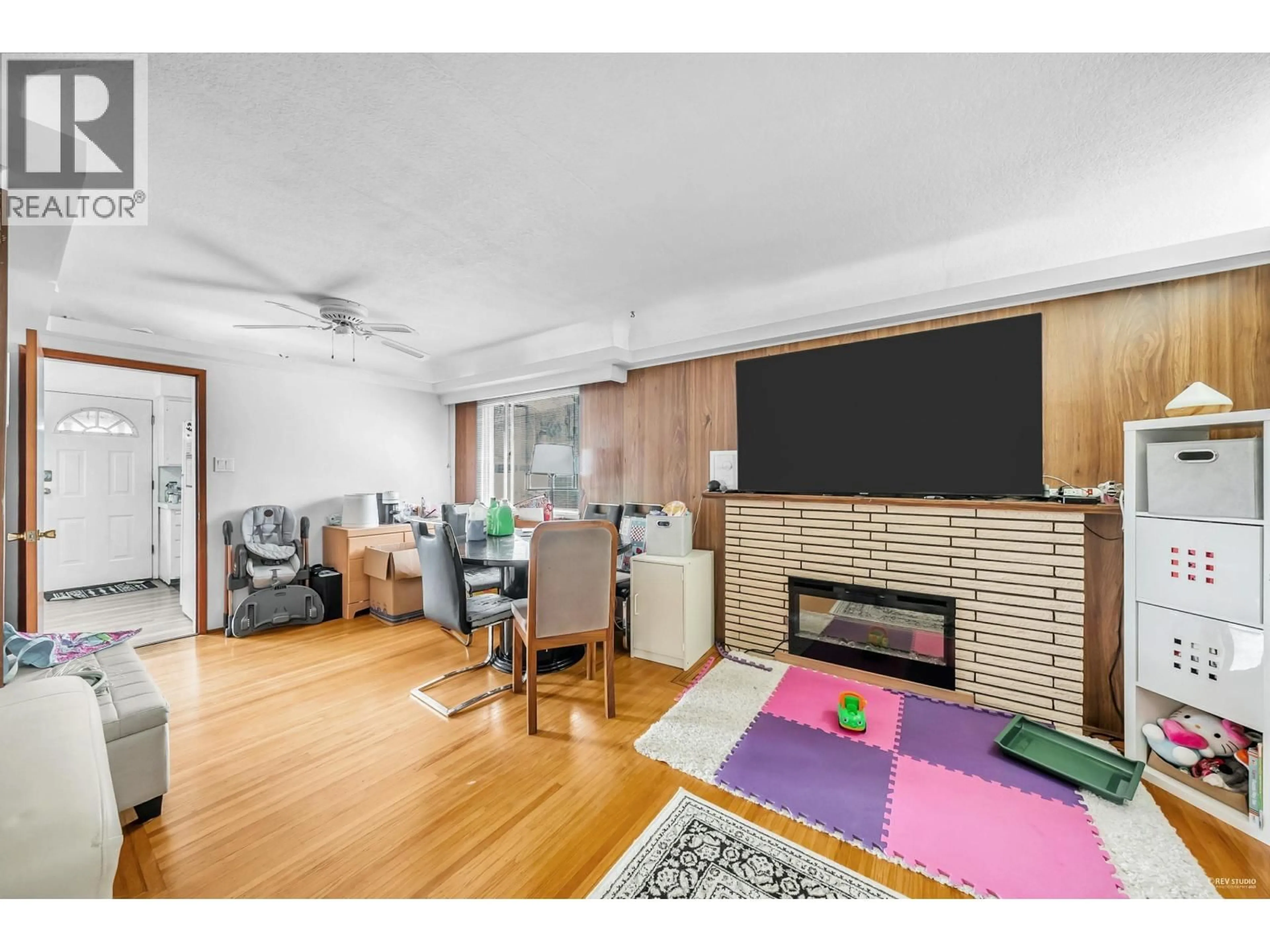 Living room with furniture, wood/laminate floor for 2975 41ST AVENUE, Vancouver British Columbia V5R2X7