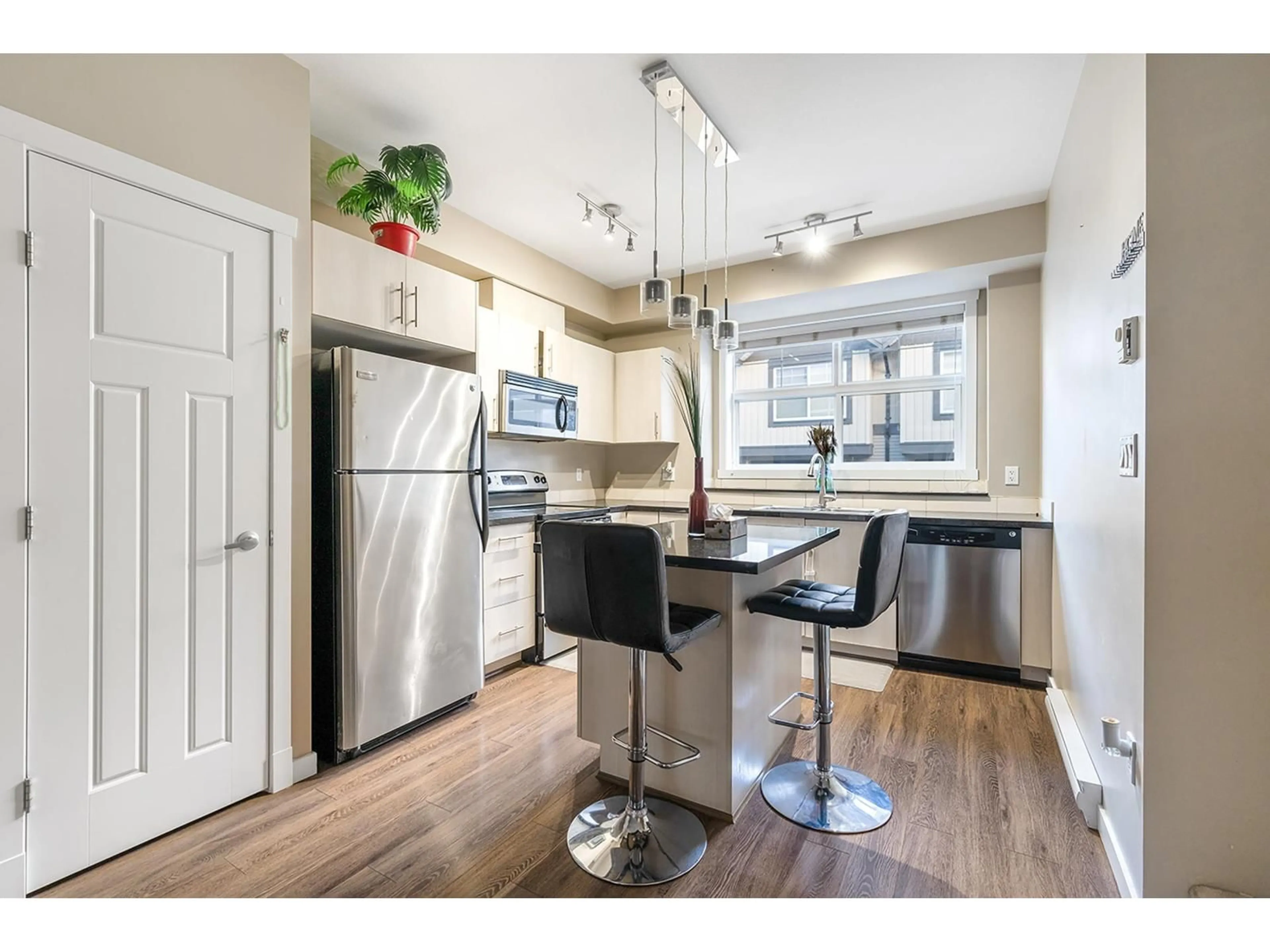 Open concept kitchen, wood/laminate floor for 81 - 6123 138, Surrey British Columbia V3X1P8