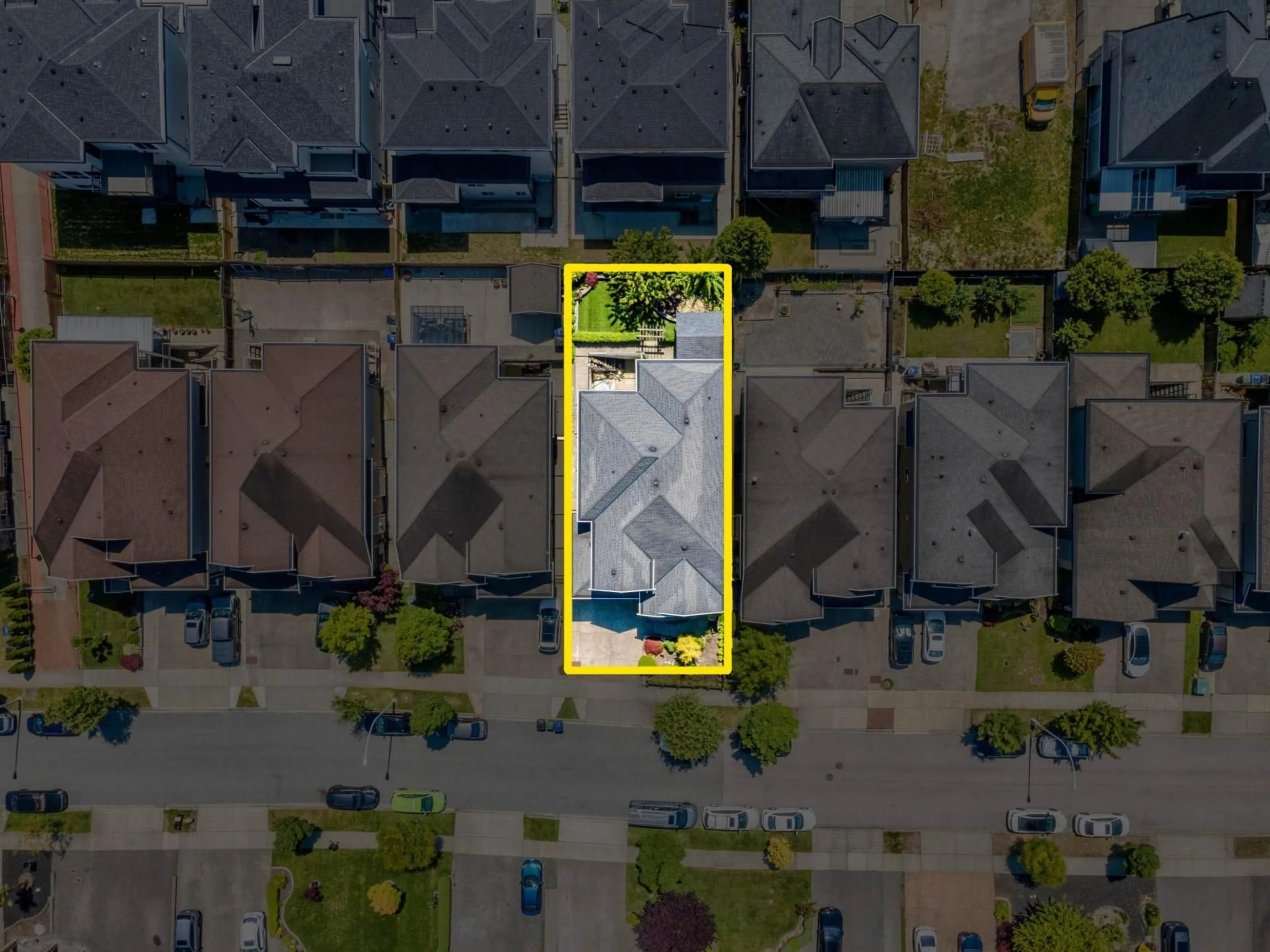 A pic from outside/outdoor area/front of a property/back of a property/a pic from drone, street for 14706 63, Surrey British Columbia V3S3T1