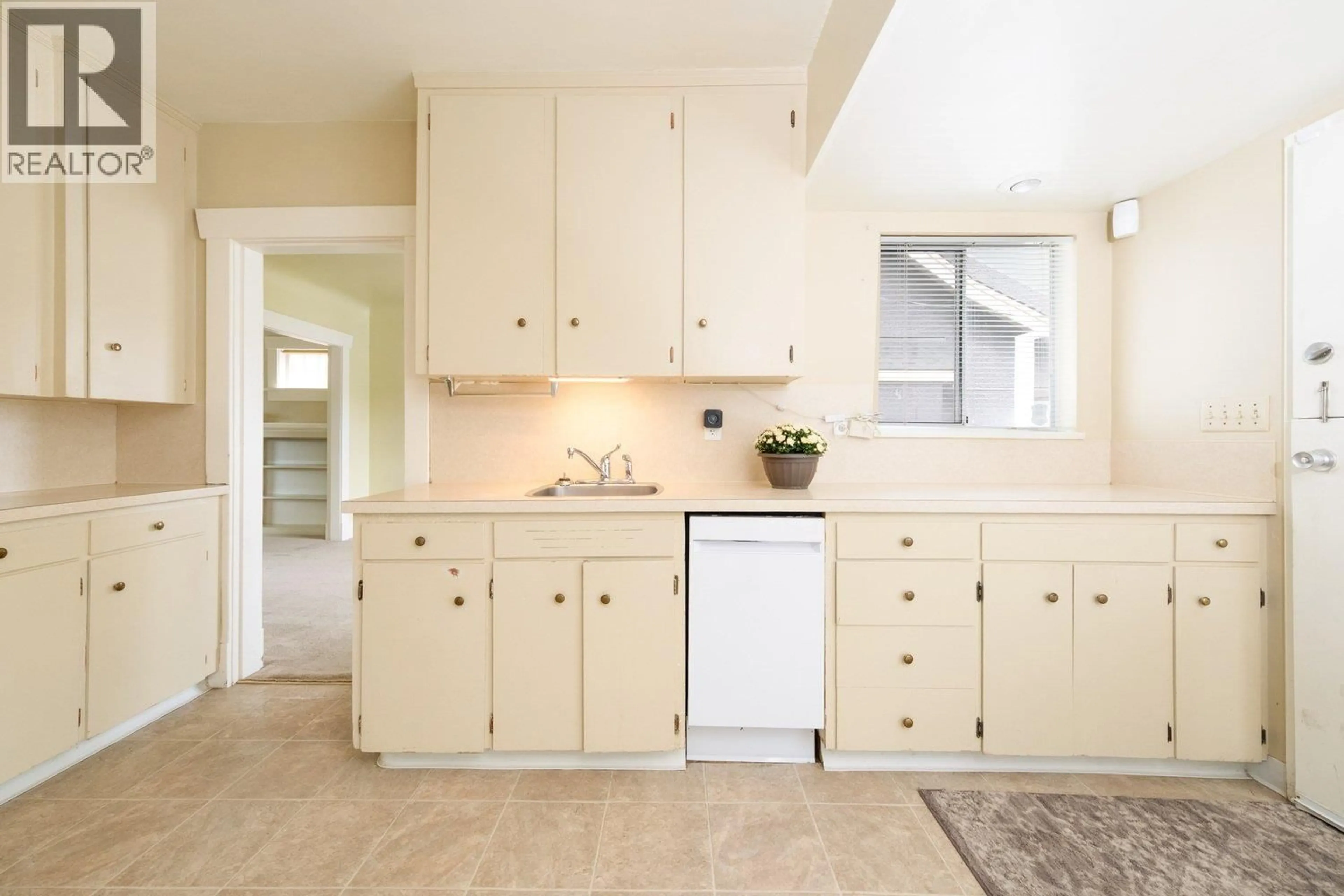 Open concept kitchen, ceramic/tile floor for 2839 38TH AVENUE, Vancouver British Columbia V6N2W8