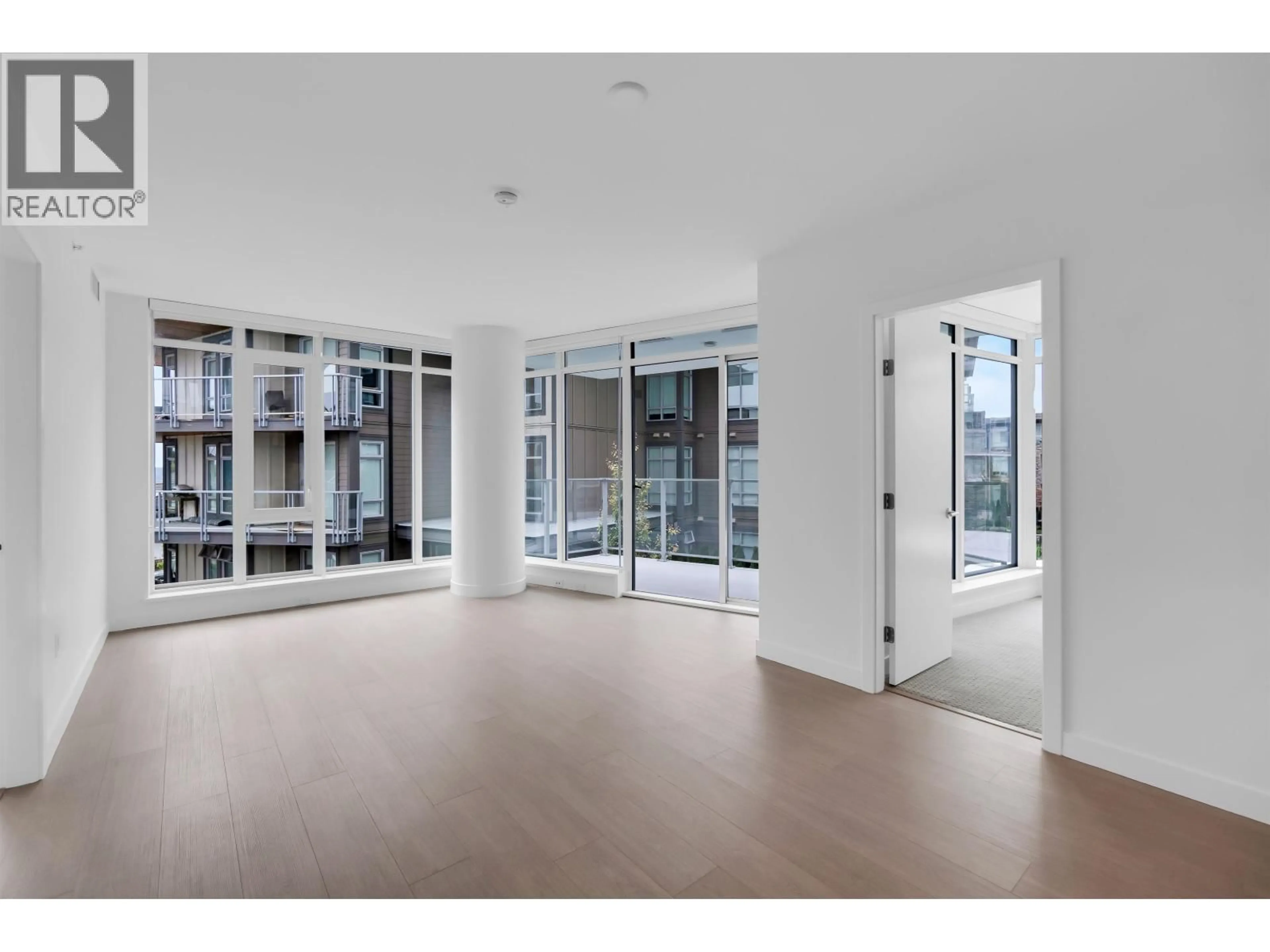Indoor foyer for 202 - 7769 PARK CRESCENT, Burnaby British Columbia V3N0J7