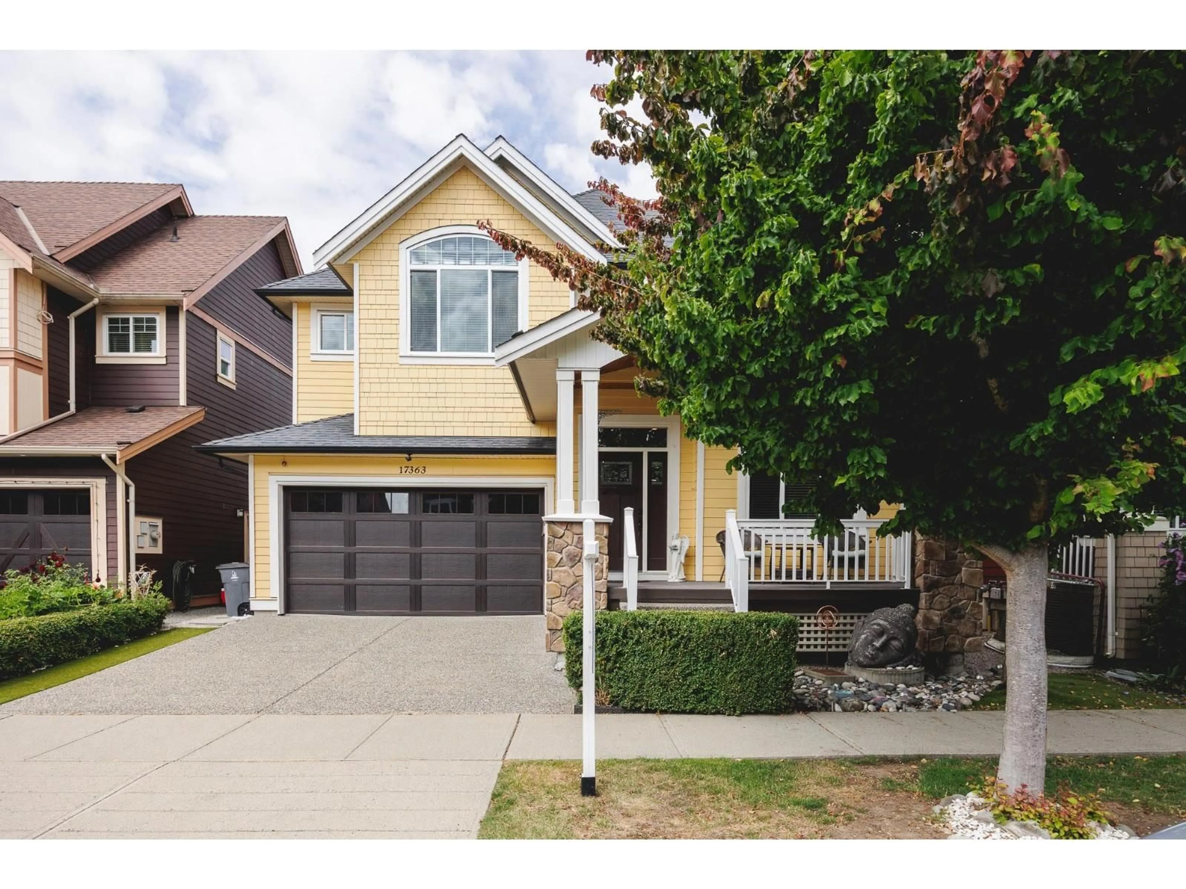 Home with vinyl exterior material, street for 17363 0B, Surrey British Columbia V3Z8L2