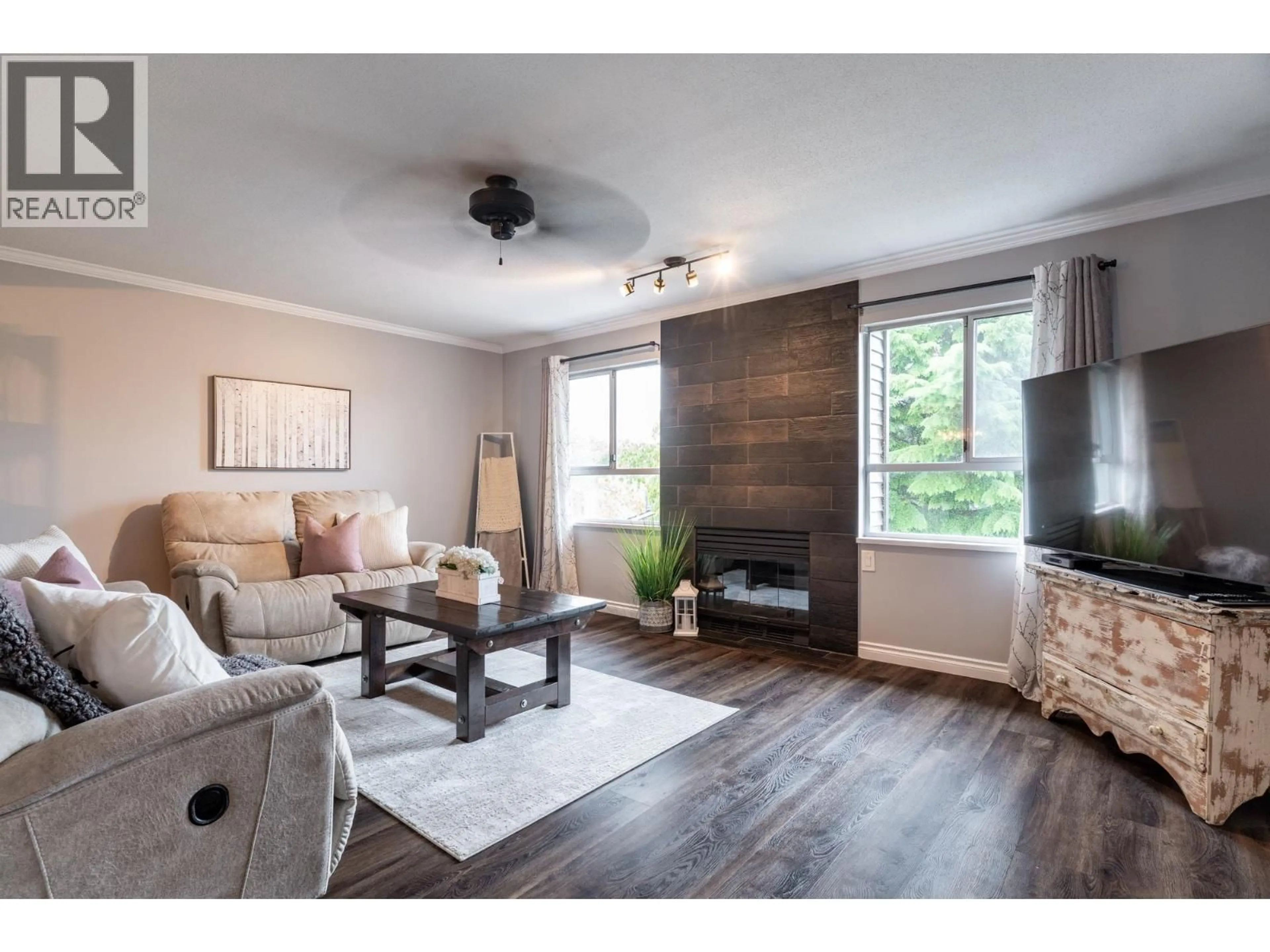 Living room with furniture, wood/laminate floor for 7 - 6280 48A AVENUE, Delta British Columbia V4K4W2