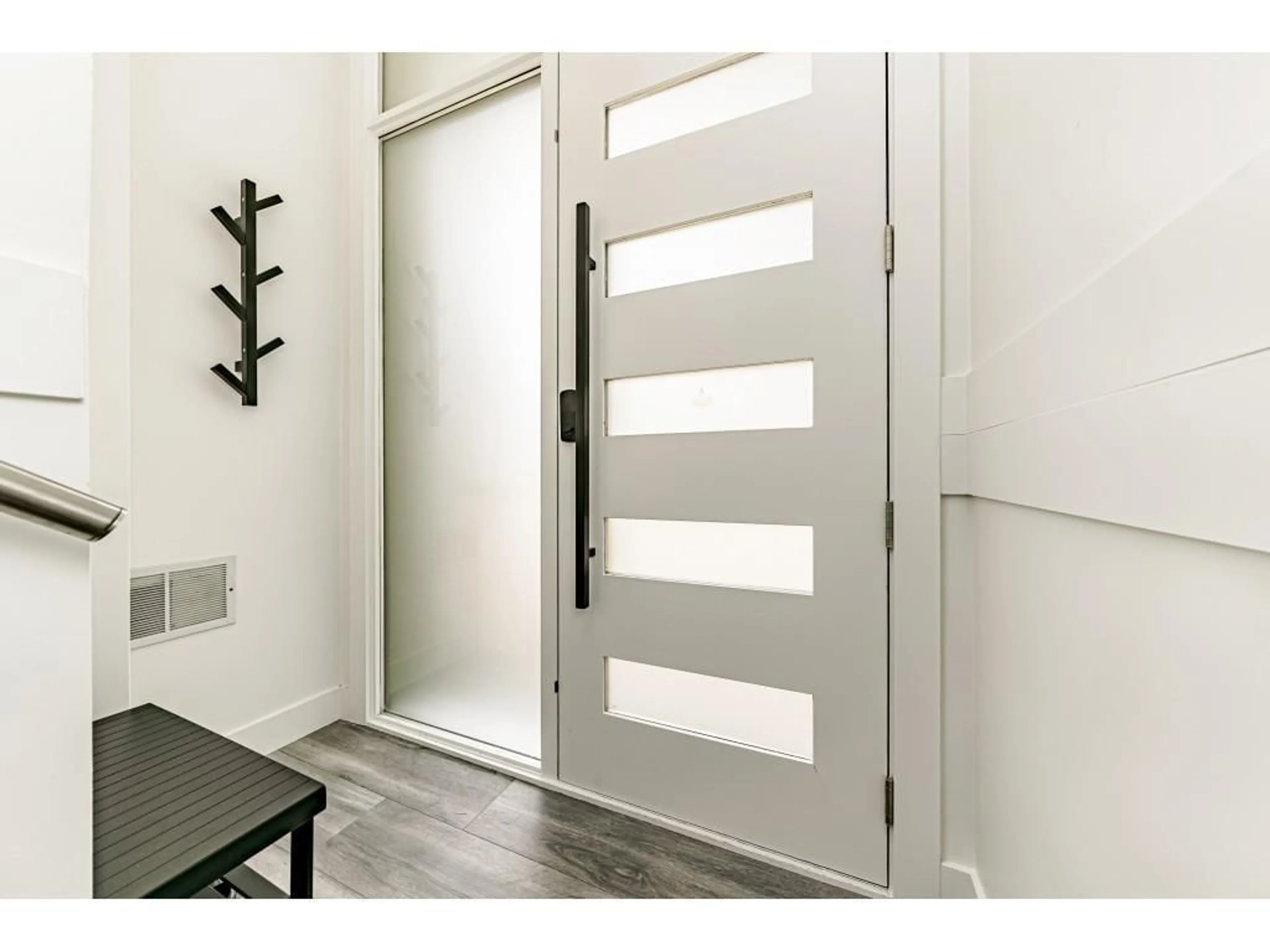 Indoor entryway for 14927 KEW DRIVE, Surrey British Columbia V3R4Y1