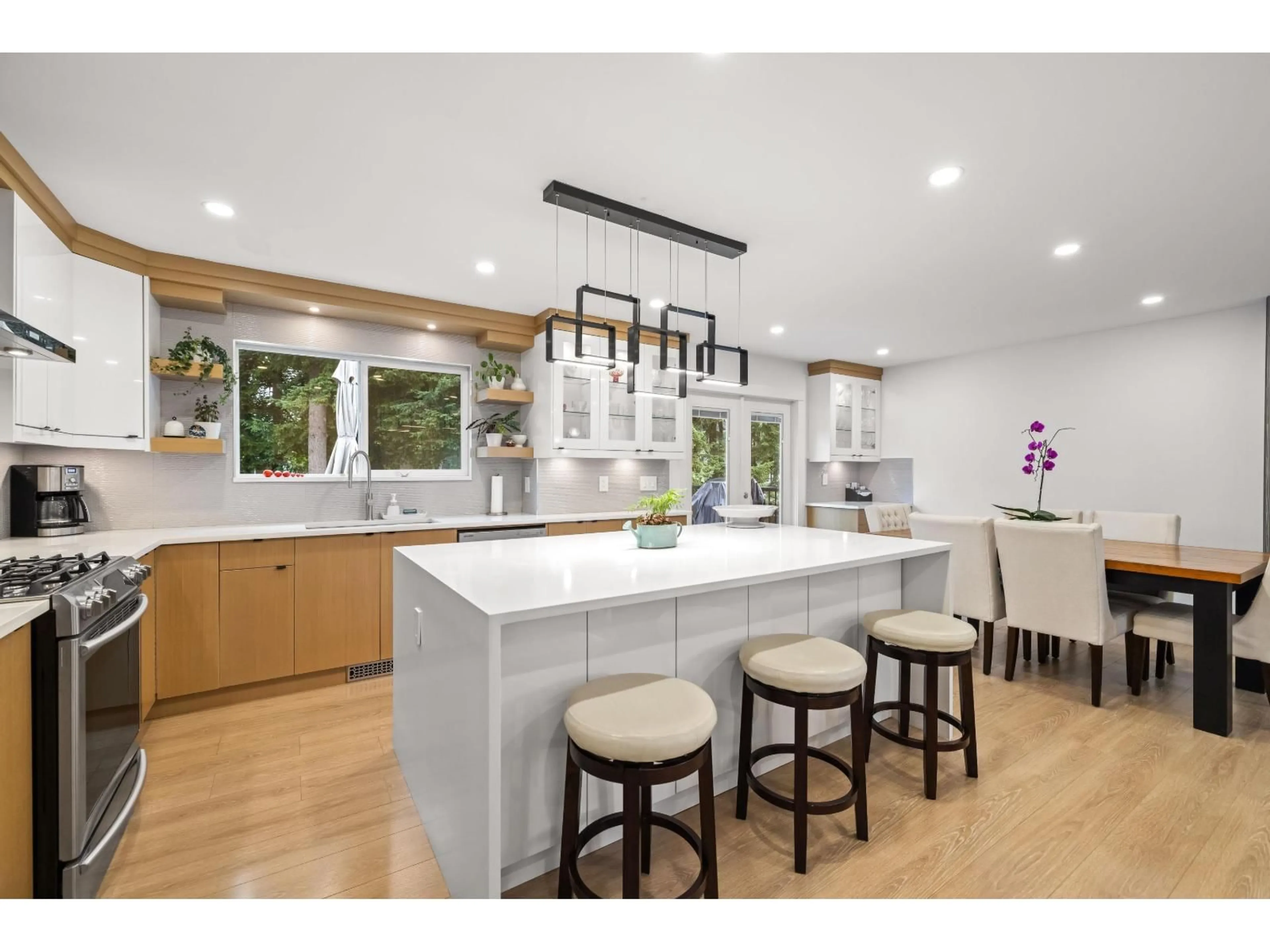 Open concept kitchen, unknown for 4059 207, Langley British Columbia V3A2E2