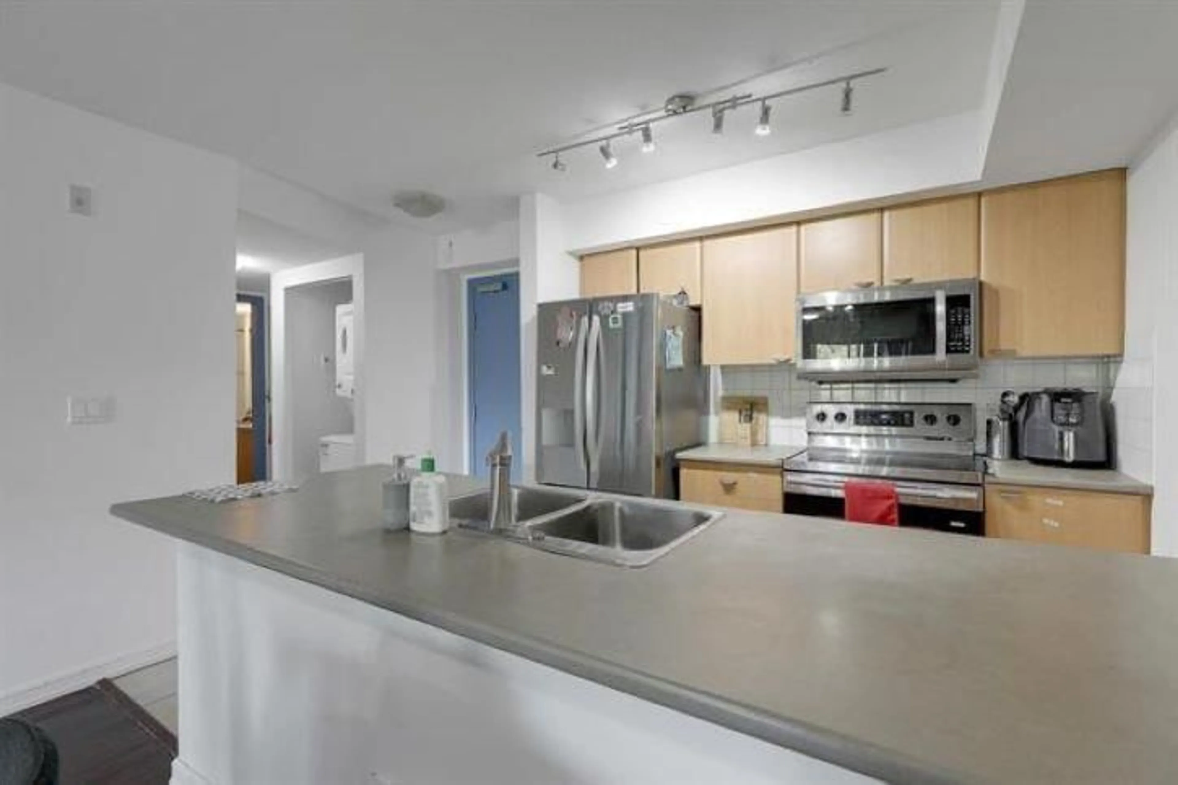 Standard kitchen, unknown for 307 - 10088 148, Surrey British Columbia V3R3M9