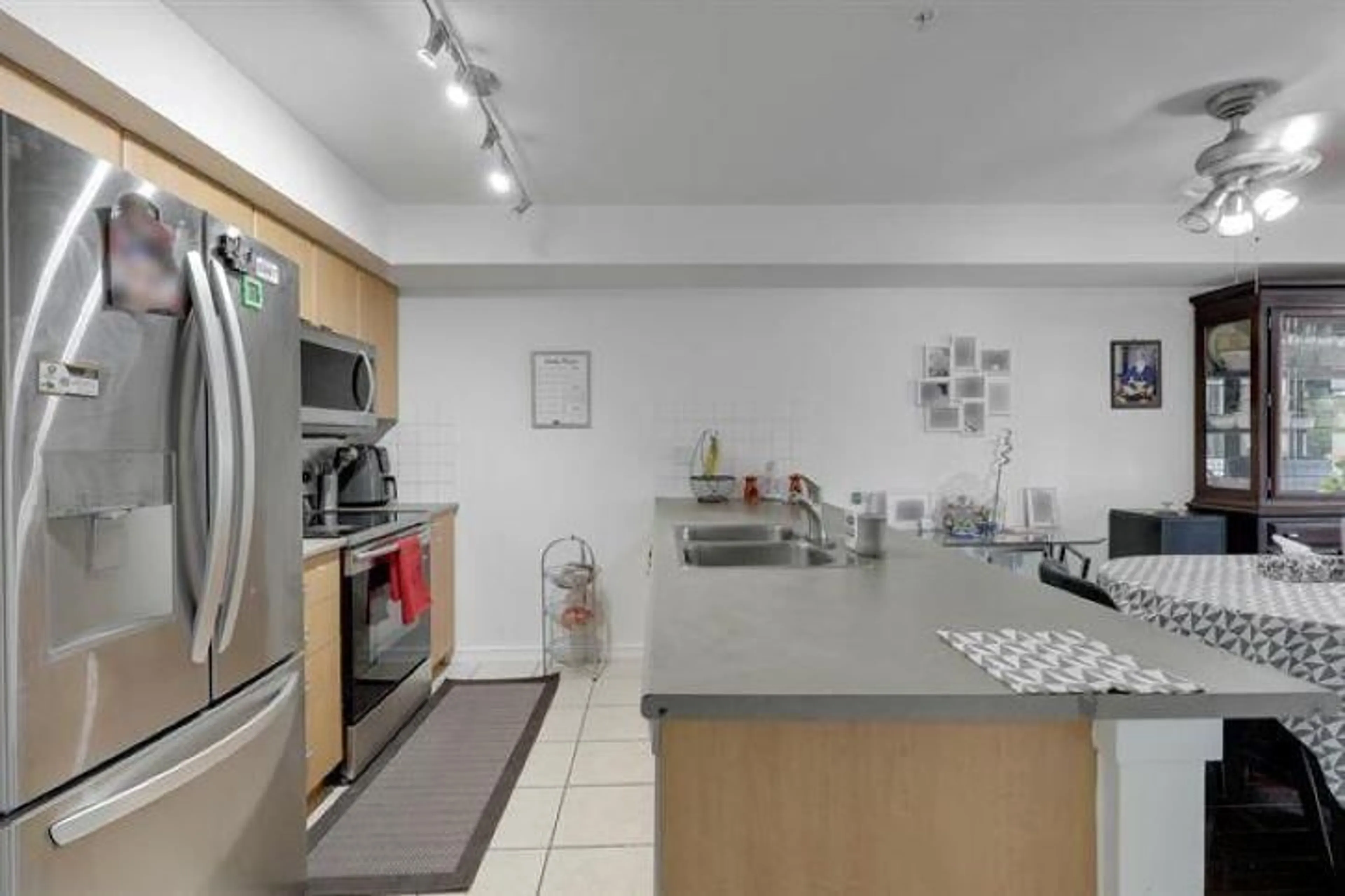 Standard kitchen, unknown for 307 - 10088 148, Surrey British Columbia V3R3M9