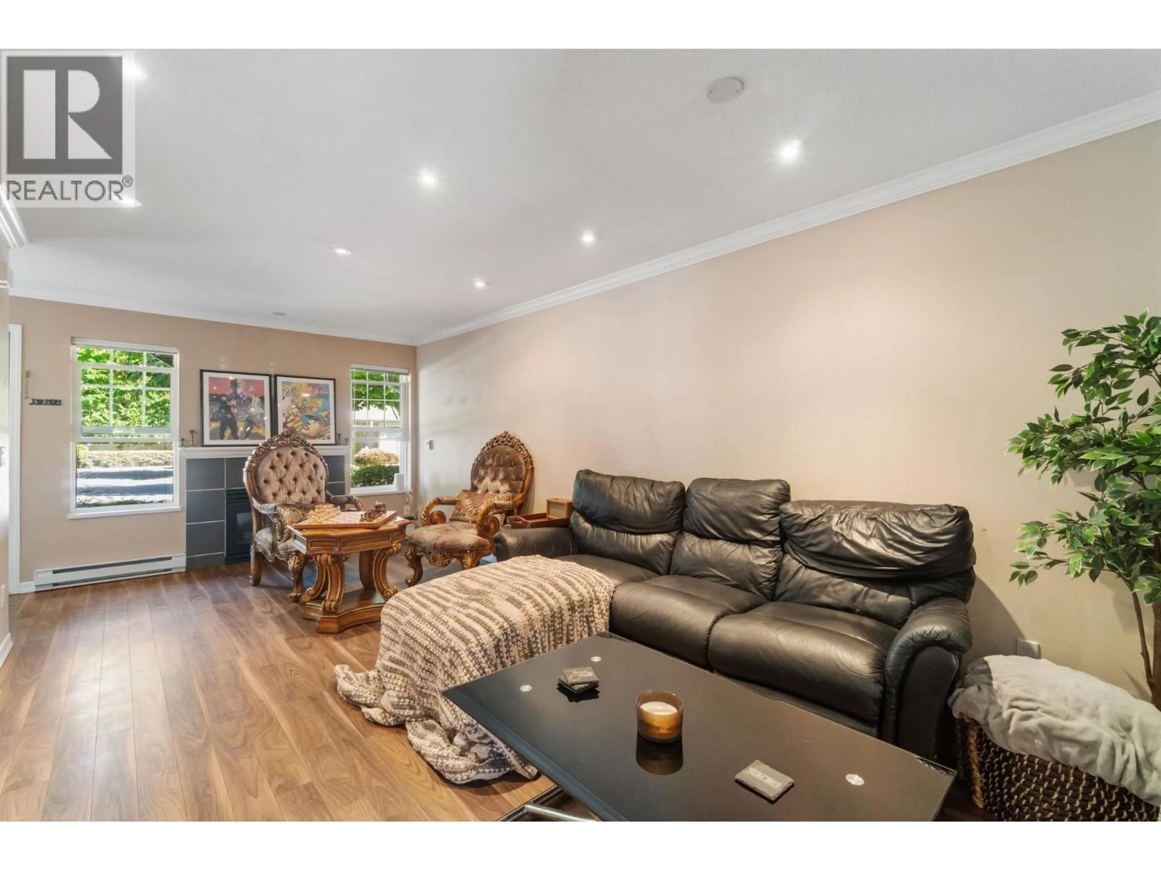 Living room with furniture, wood/laminate floor for 24 - 23085 118 AVENUE, Maple Ridge British Columbia V2X3J7
