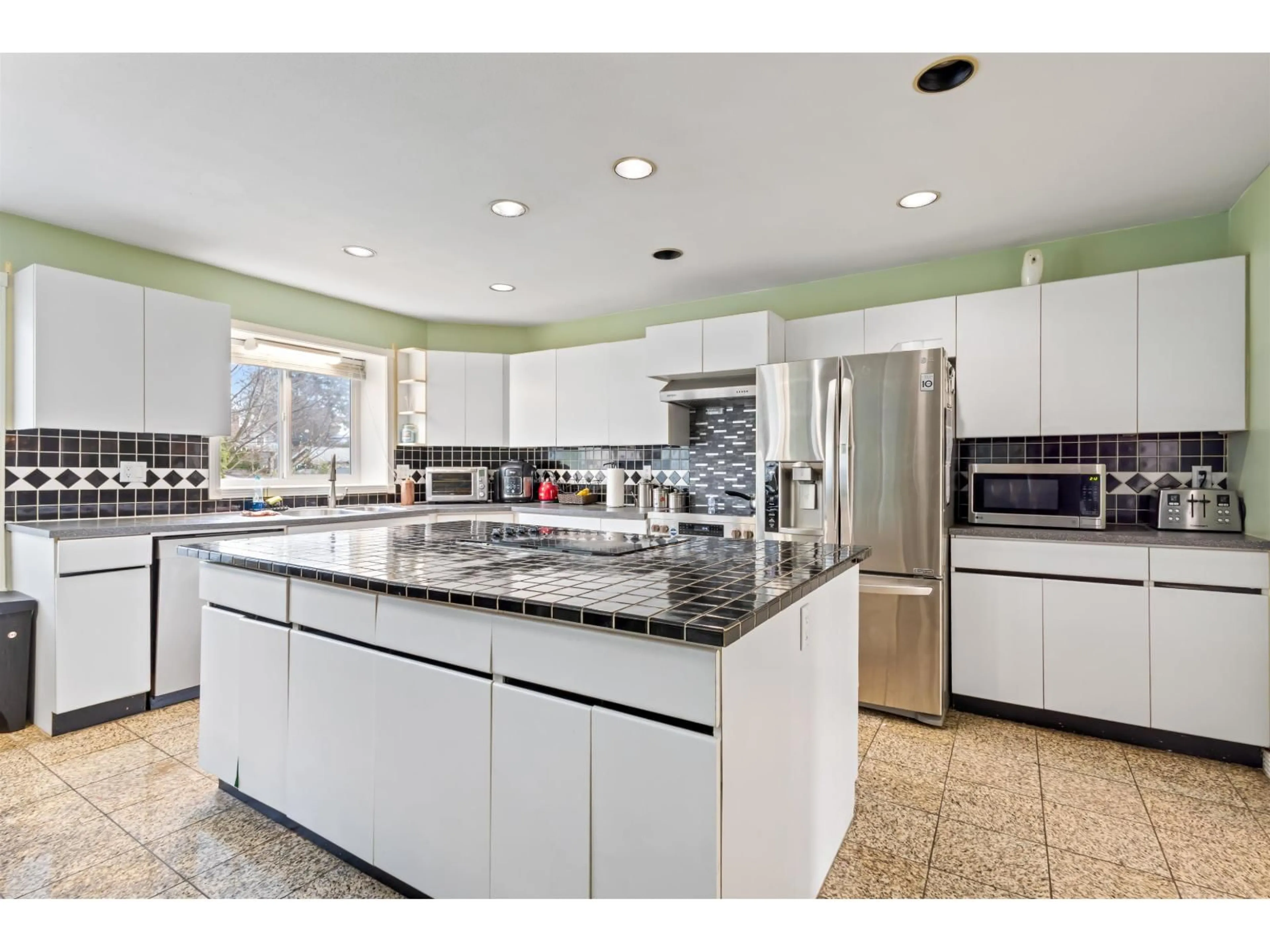 Open concept kitchen, ceramic/tile floor for 2016 MONTERAY, Abbotsford British Columbia V2S7S2