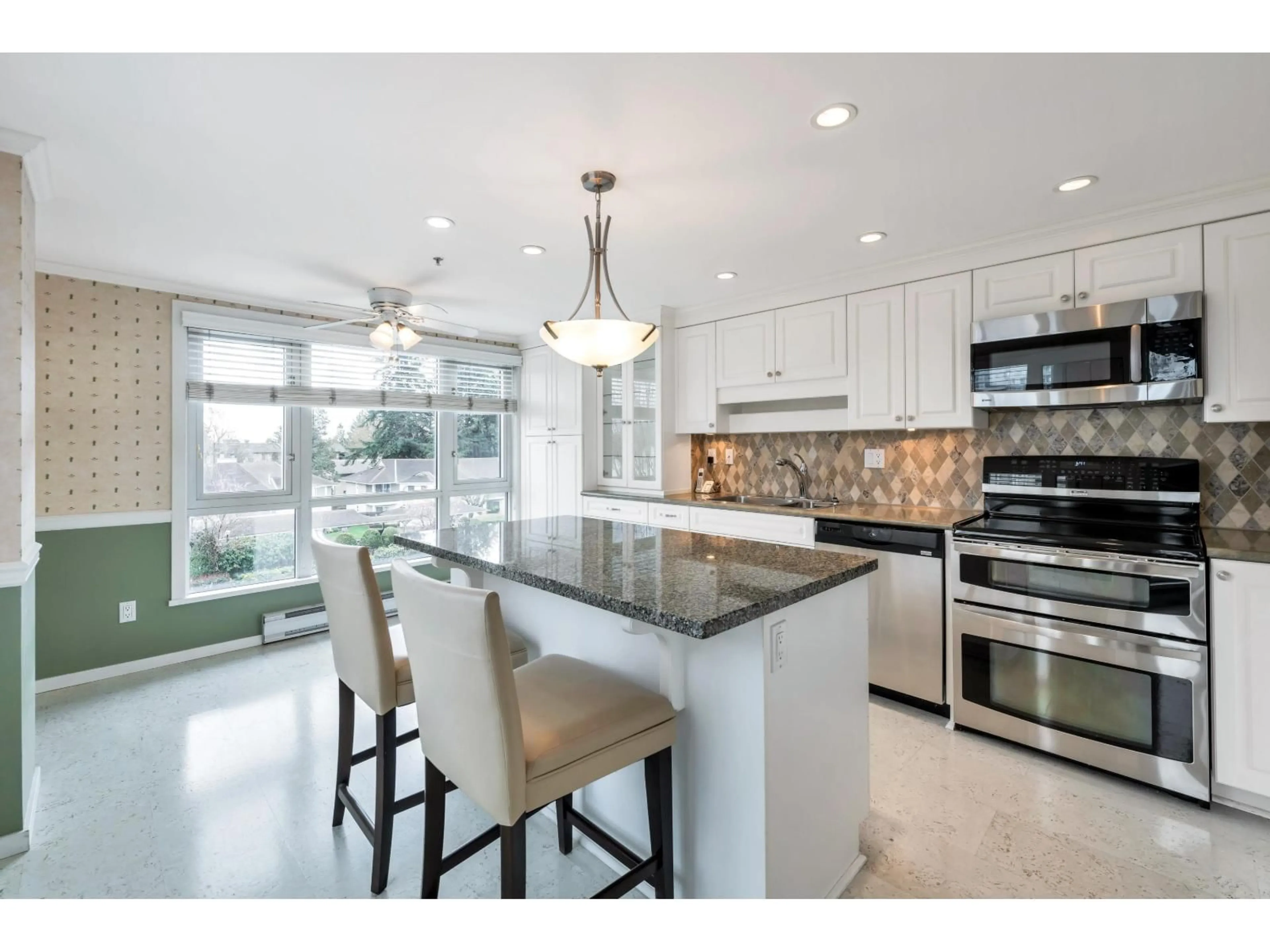 Open concept kitchen, ceramic/tile floor for 404 - 9978 148, Surrey British Columbia V3R0P9