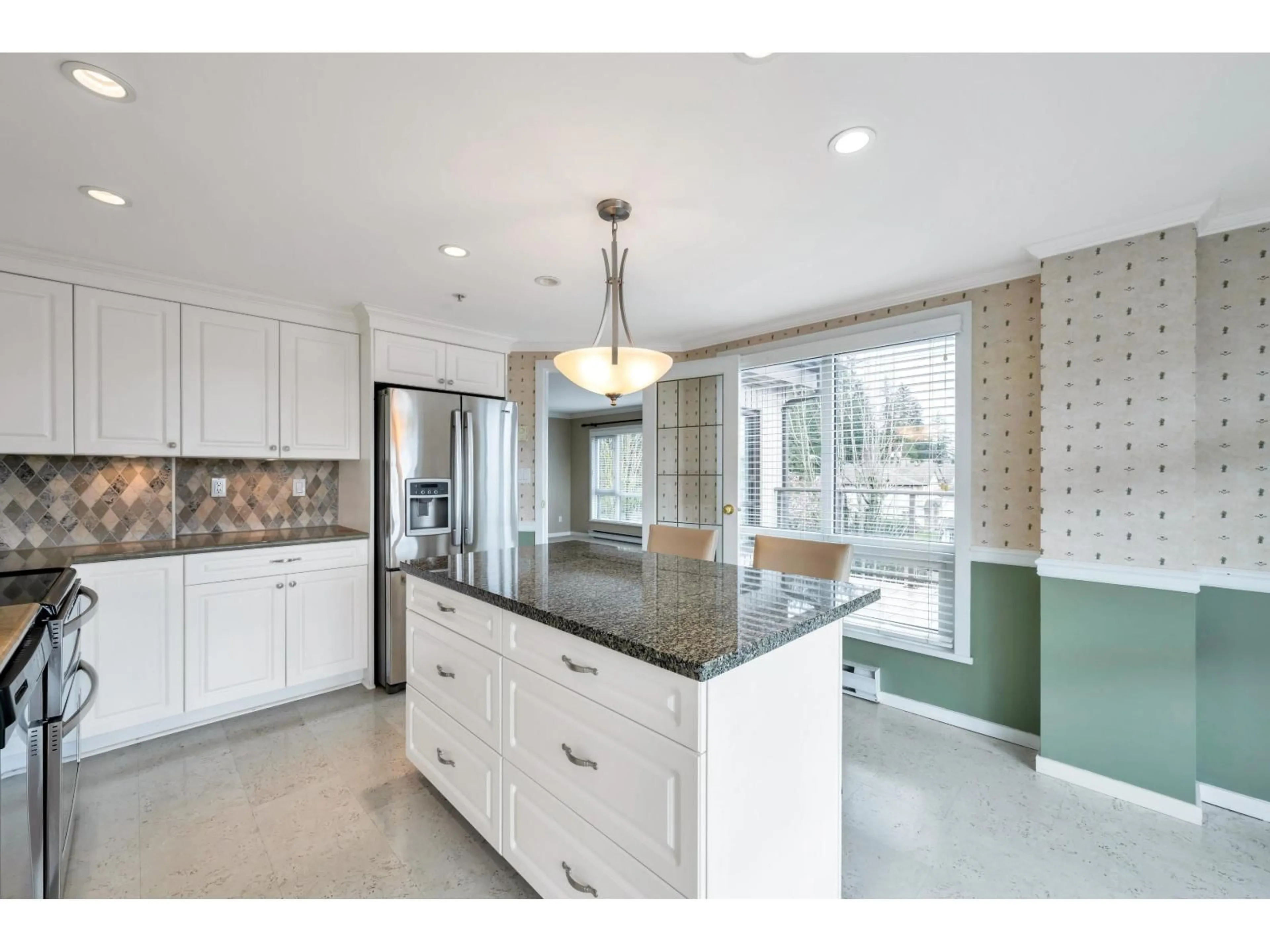 Open concept kitchen, ceramic/tile floor for 404 - 9978 148, Surrey British Columbia V3R0P9