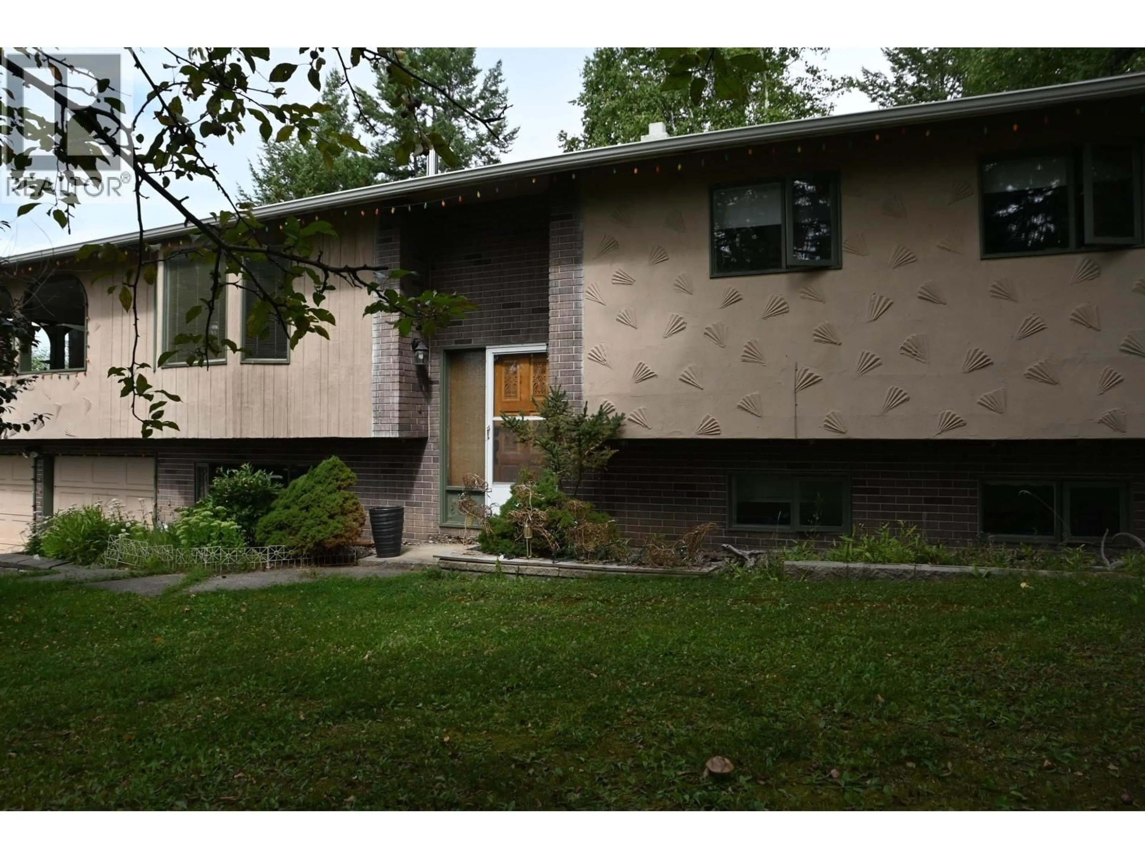 Home with vinyl exterior material, street for 1862 BIRCH AVENUE, Quesnel British Columbia V2J3Y4