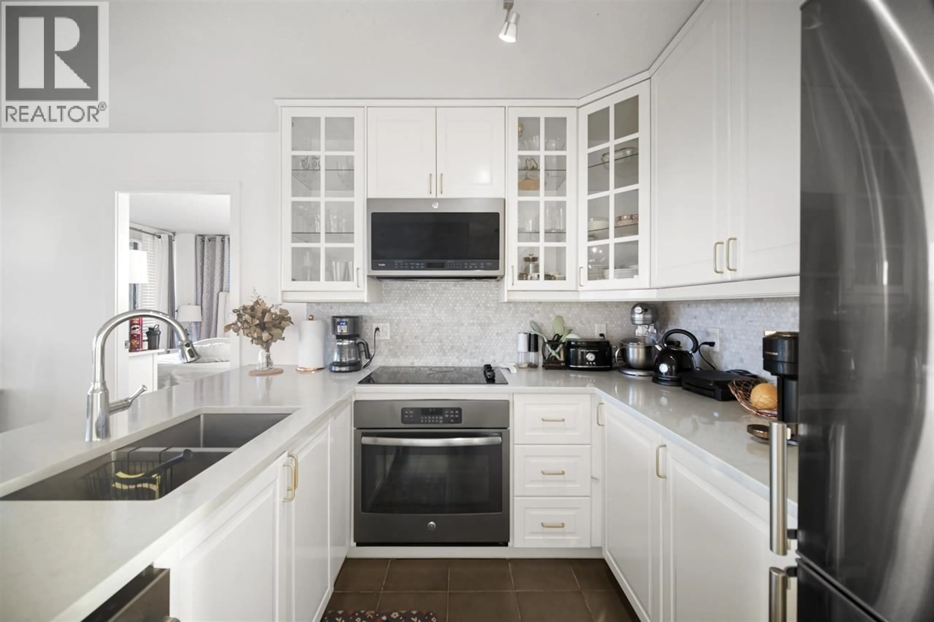 Contemporary kitchen, unknown for 702 - 4118 DAWSON STREET, Burnaby British Columbia V5C0A3
