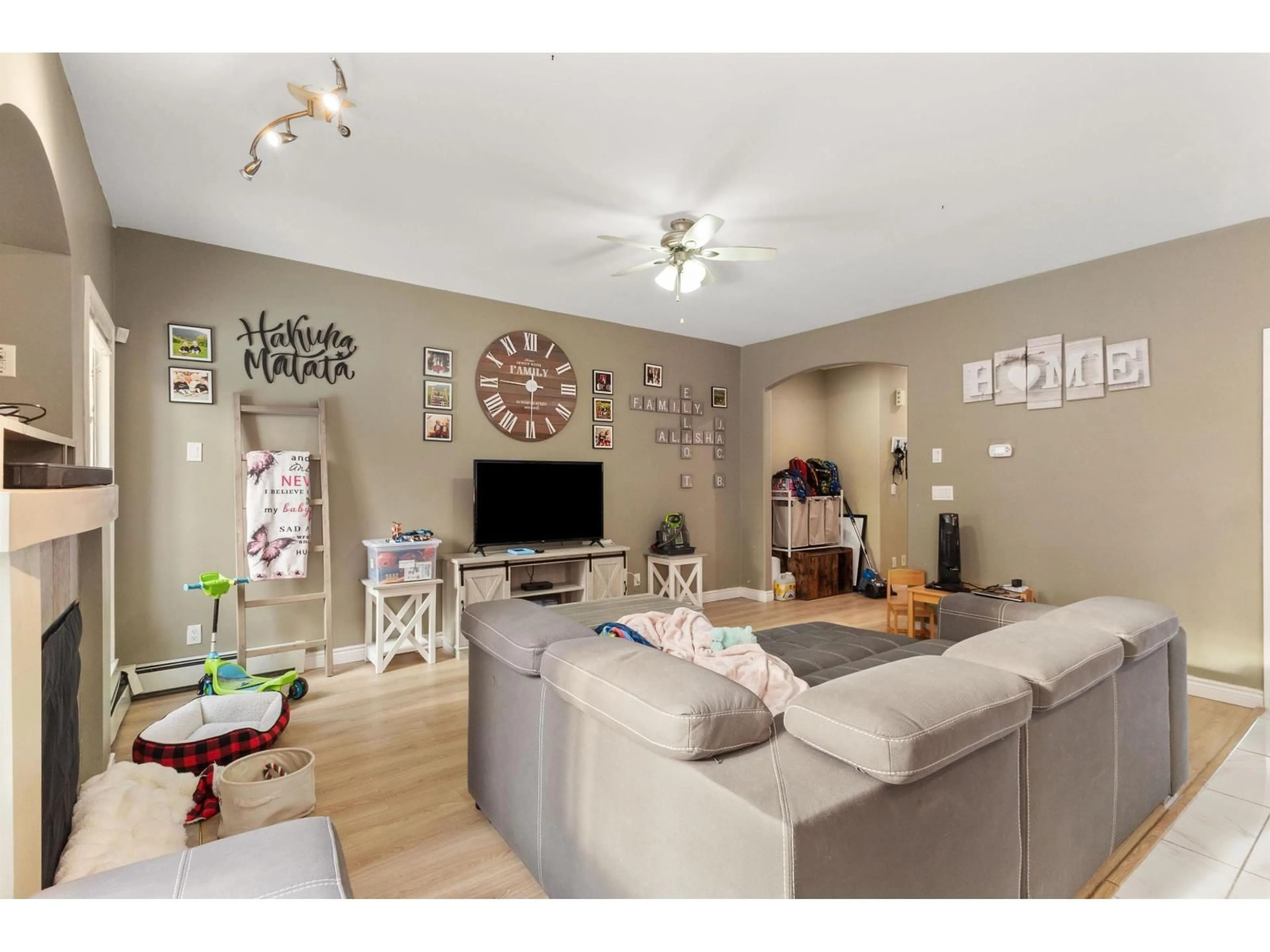 Living room with furniture, unknown for 8004 MELBURN, Mission British Columbia V2V7B6