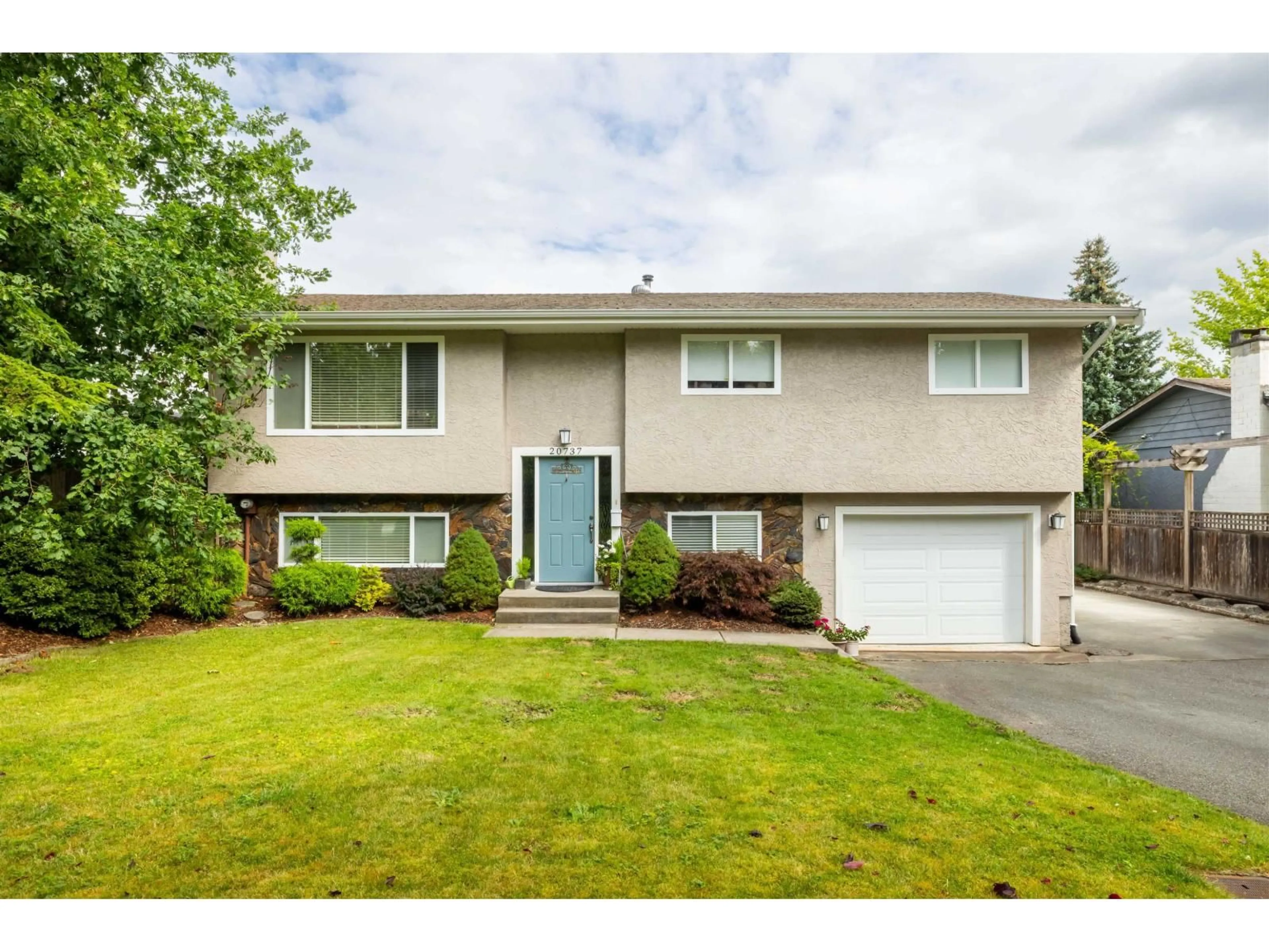Home with vinyl exterior material, street for 20737 GRADE, Langley British Columbia V3A4K2