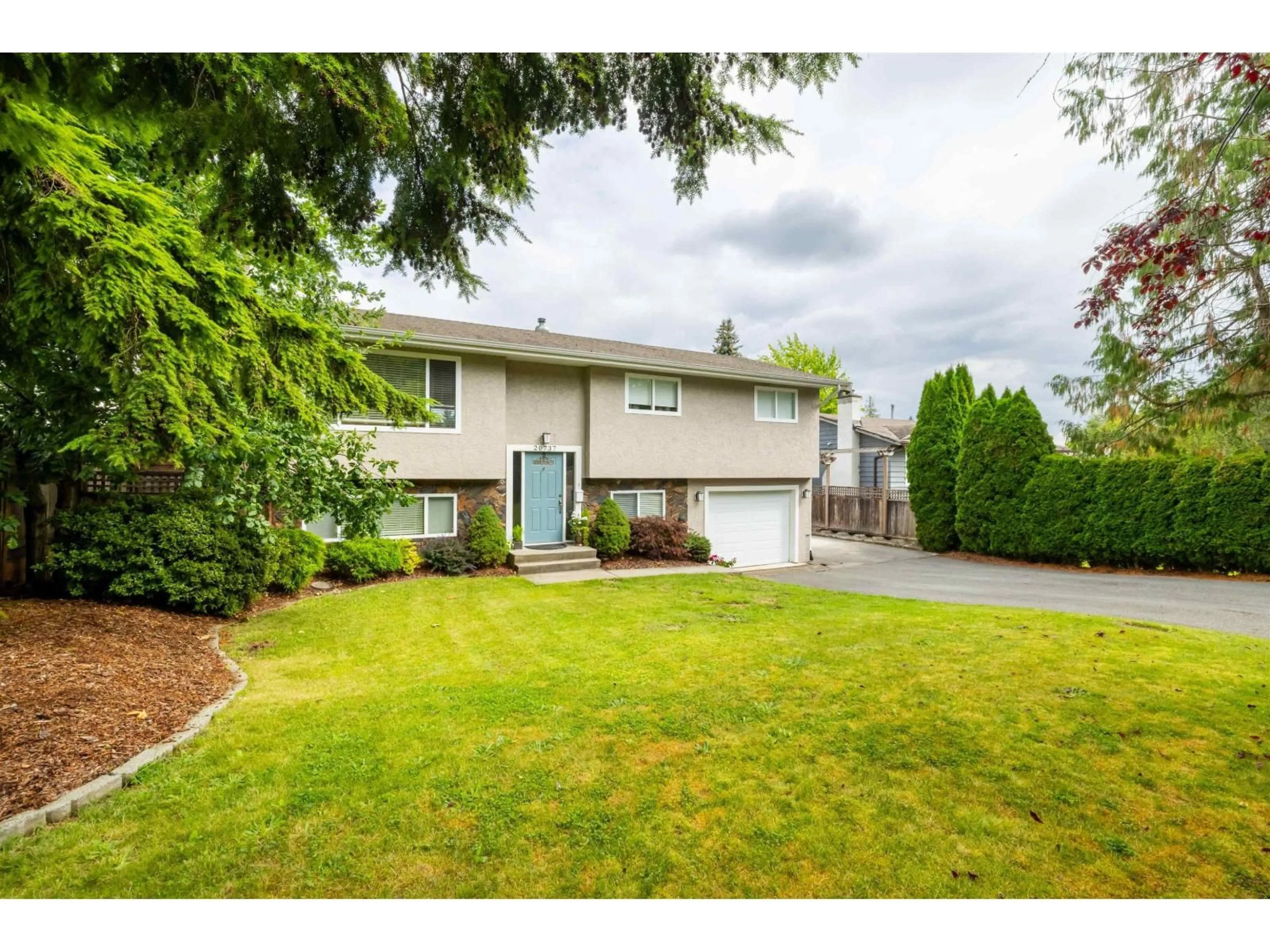 Home with vinyl exterior material, street for 20737 GRADE, Langley British Columbia V3A4K2