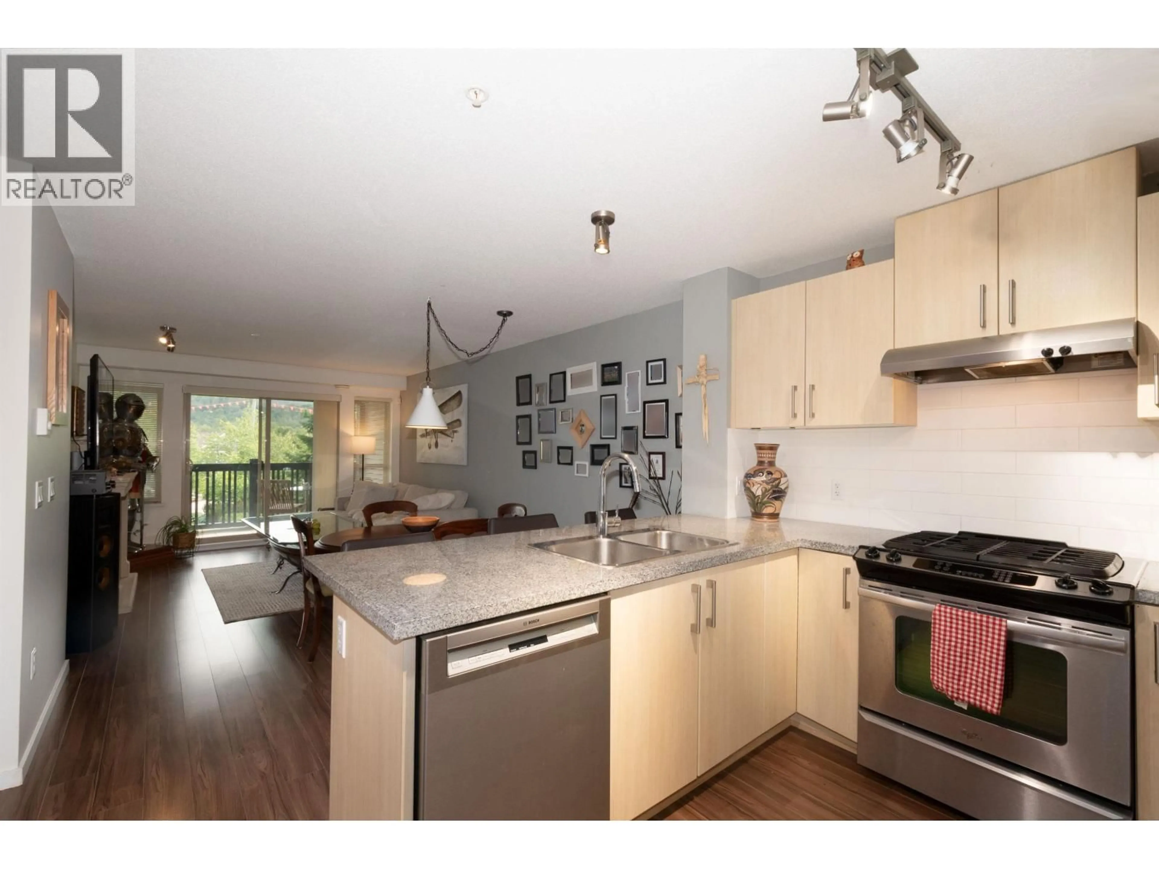 Open concept kitchen, wood/laminate floor for 211 - 3178 DAYANEE SPRINGS BOULEVARD, Coquitlam British Columbia V3E0B9