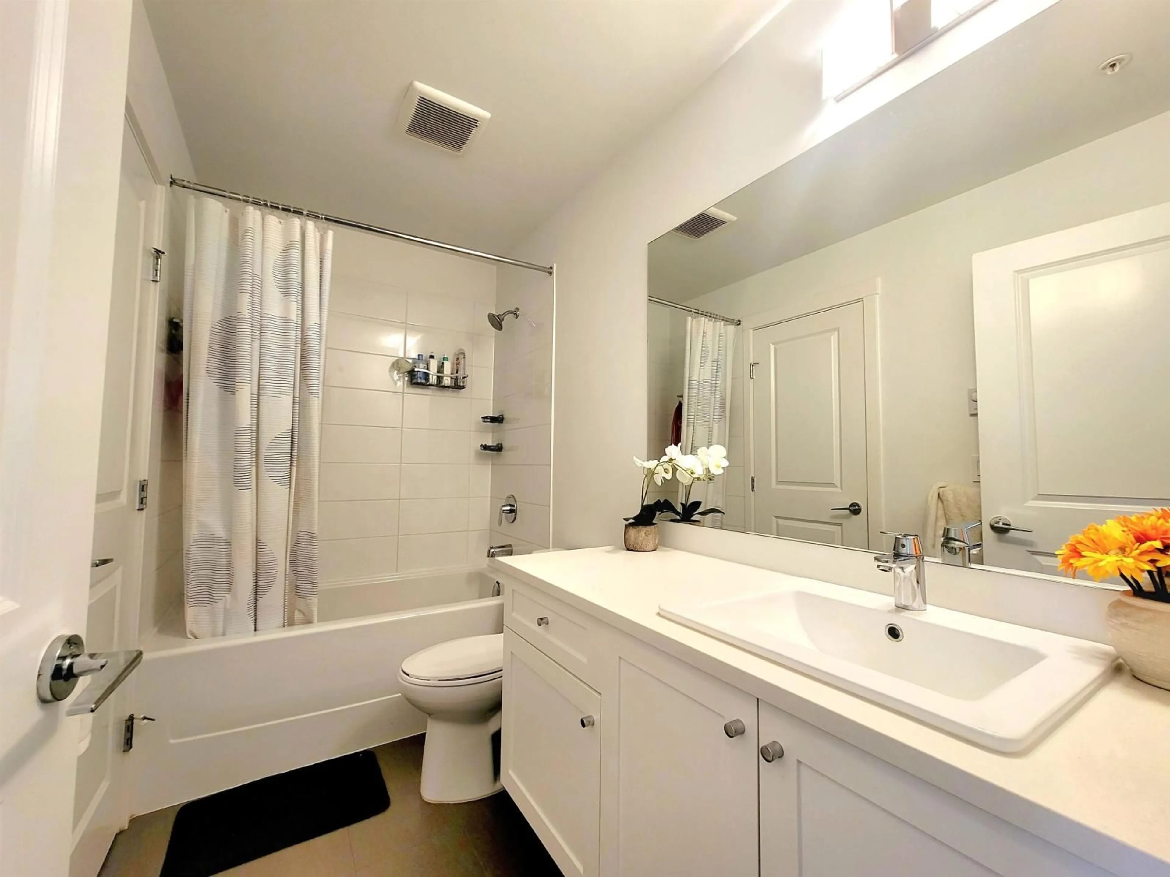 Standard bathroom, ceramic/tile floor for 502 - 13623 81A, Surrey British Columbia V3W3N7
