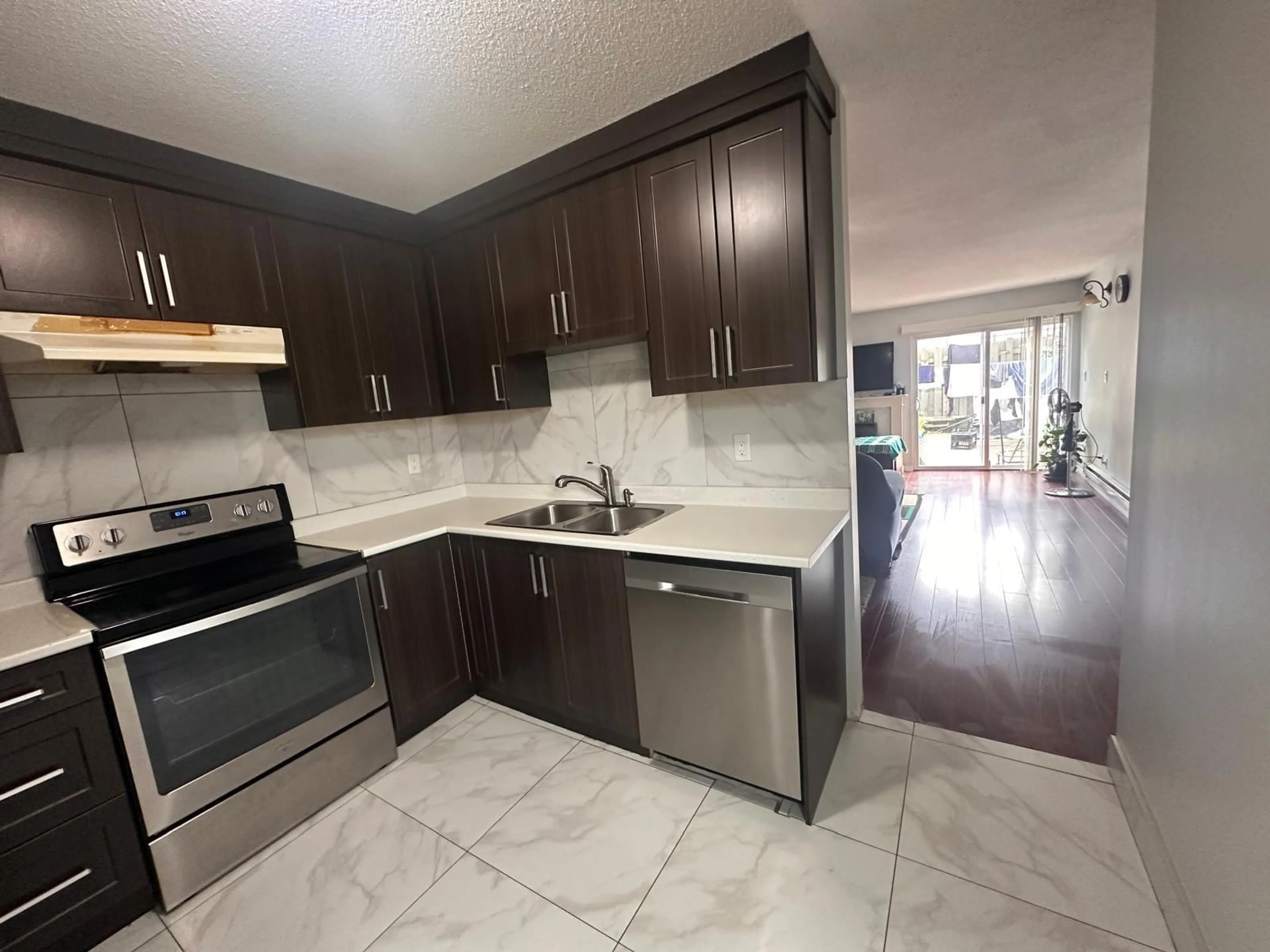 Open concept kitchen, ceramic/tile floor for 201 - 32550 MACLURE, Abbotsford British Columbia V2T4N3