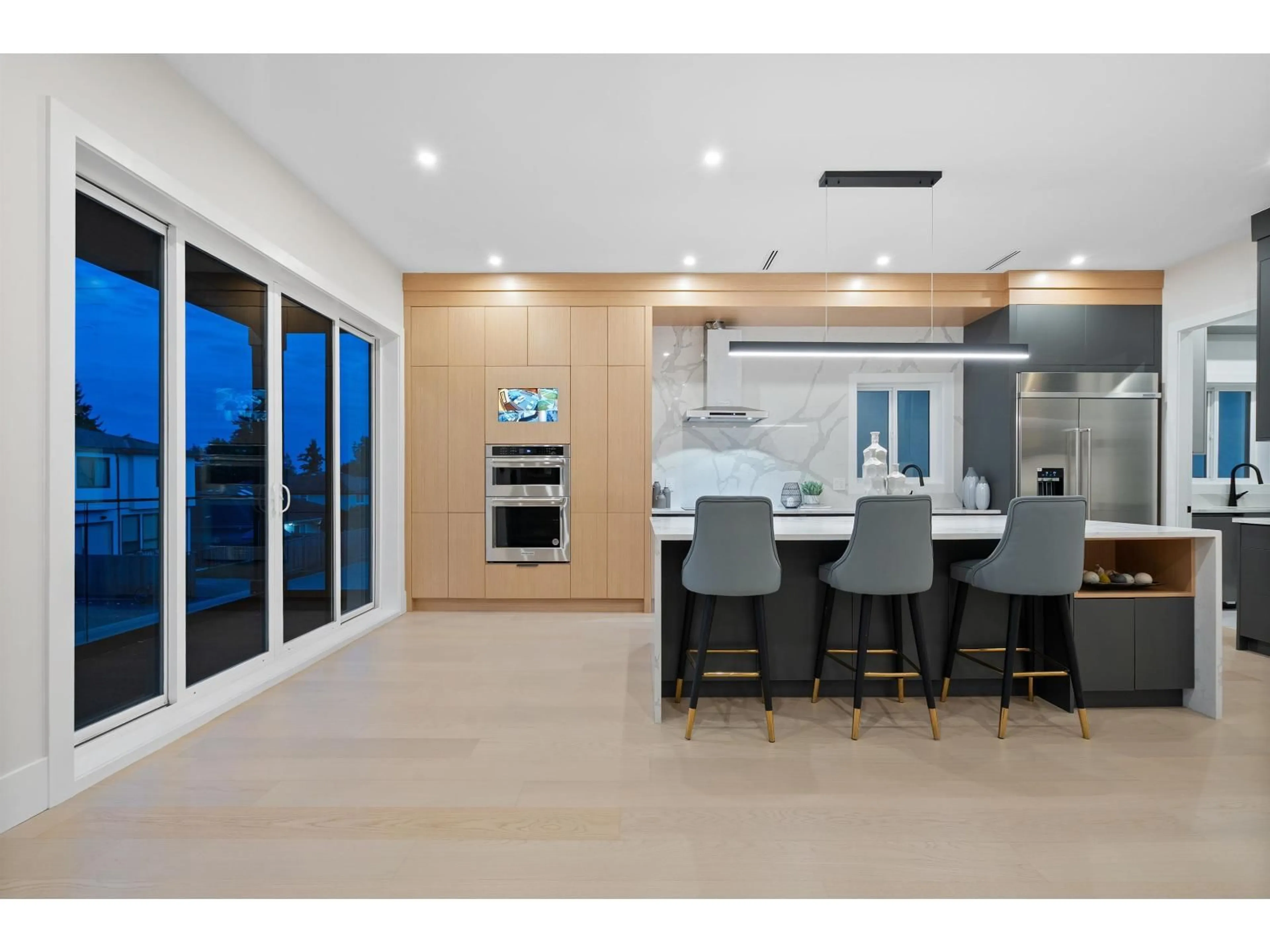 Open concept kitchen, unknown for 1272 160, Surrey British Columbia V4A7T7