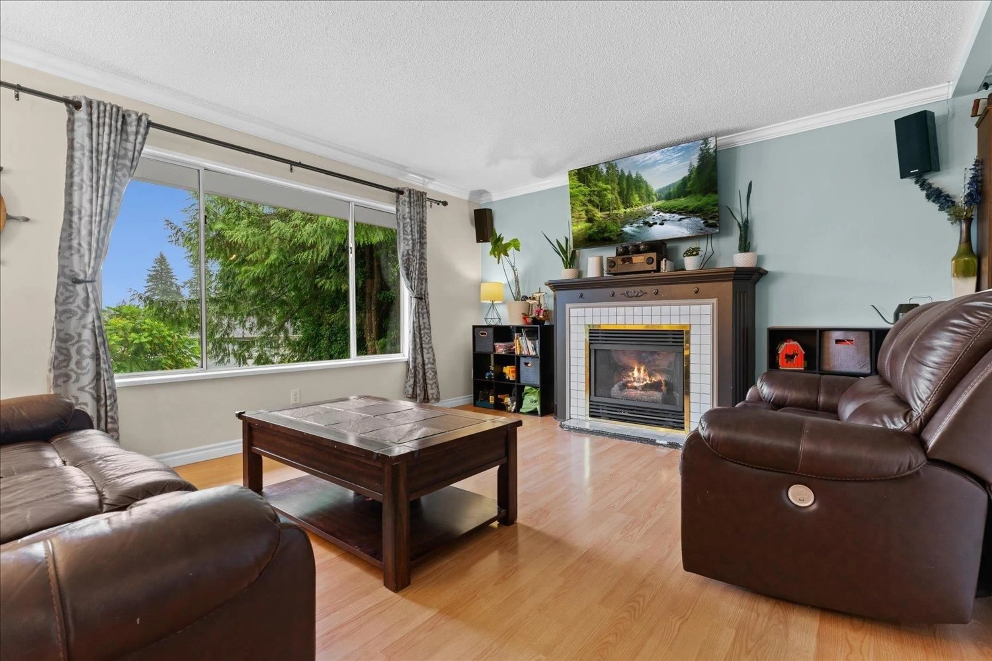 Living room with furniture, wood/laminate floor for 8073 ANTELOPE, Mission British Columbia V2V5J1