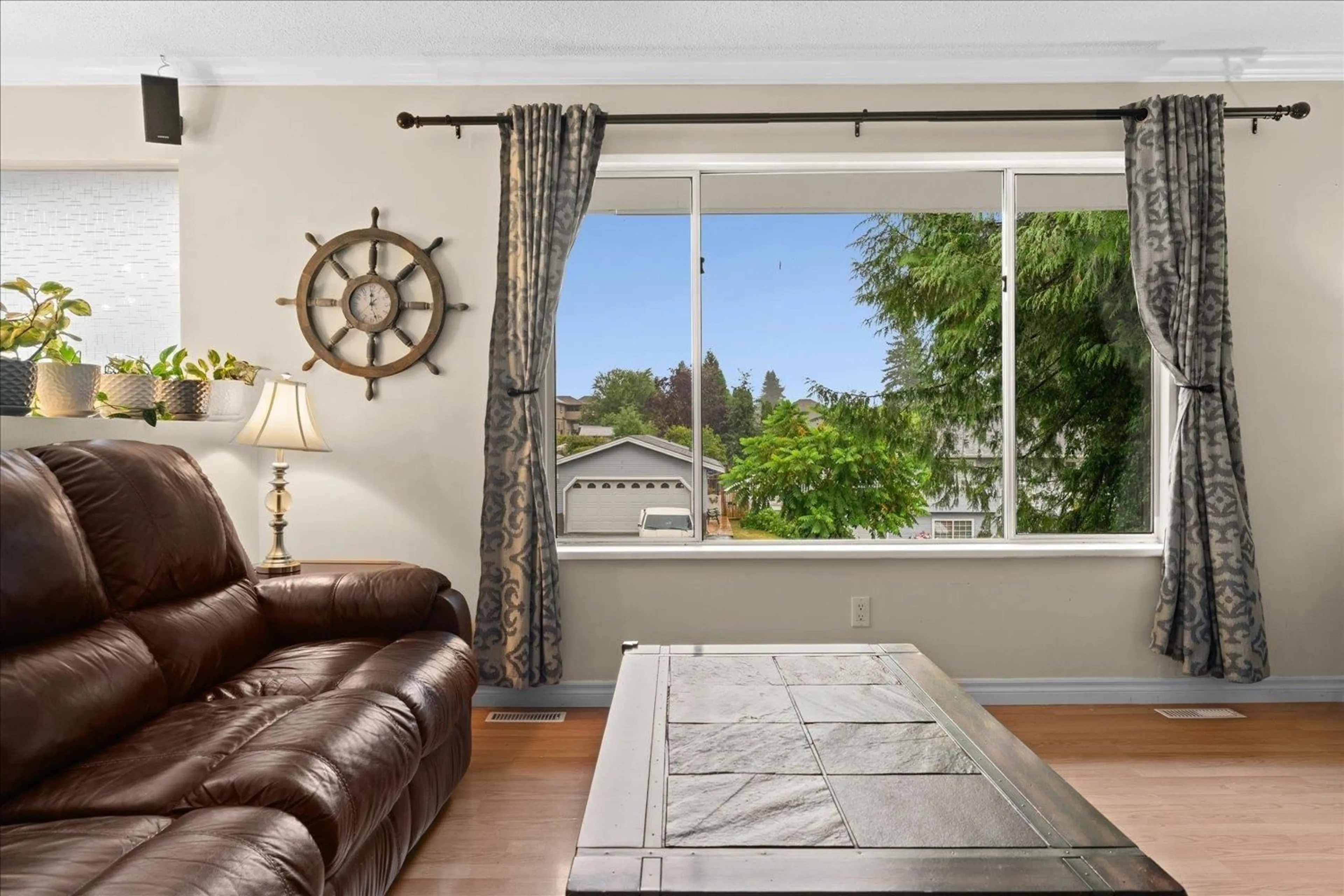 Living room with furniture, unknown for 8073 ANTELOPE, Mission British Columbia V2V5J1