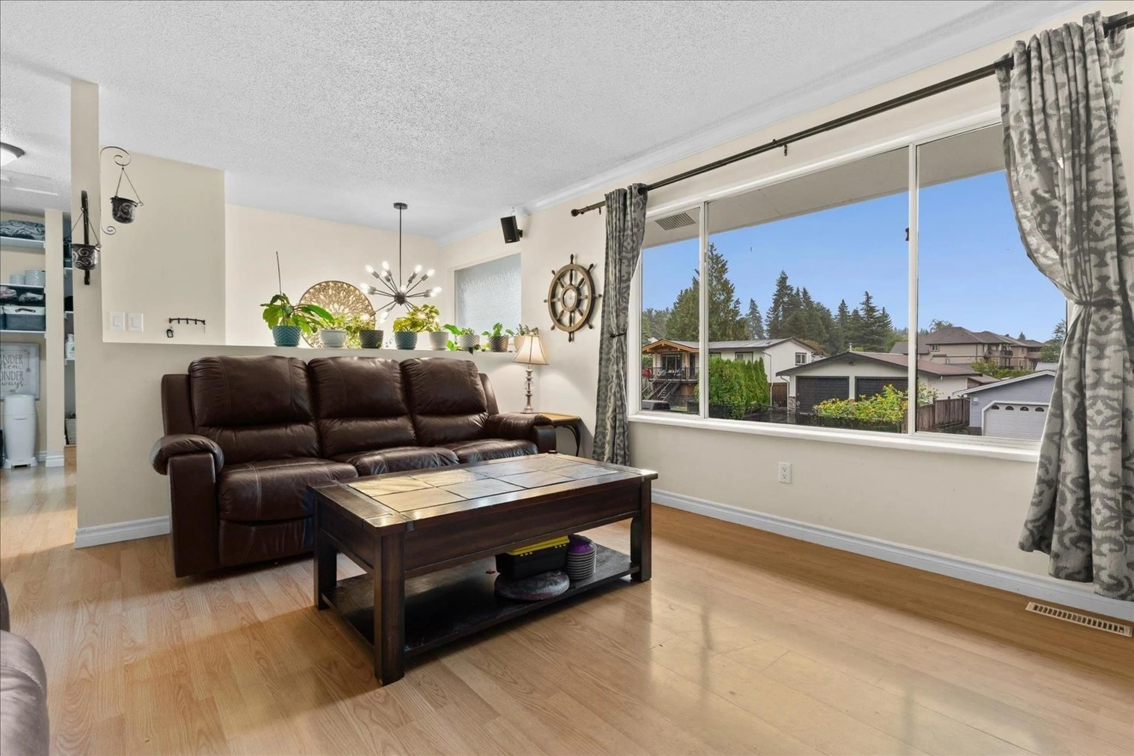 Living room with furniture, unknown for 8073 ANTELOPE, Mission British Columbia V2V5J1