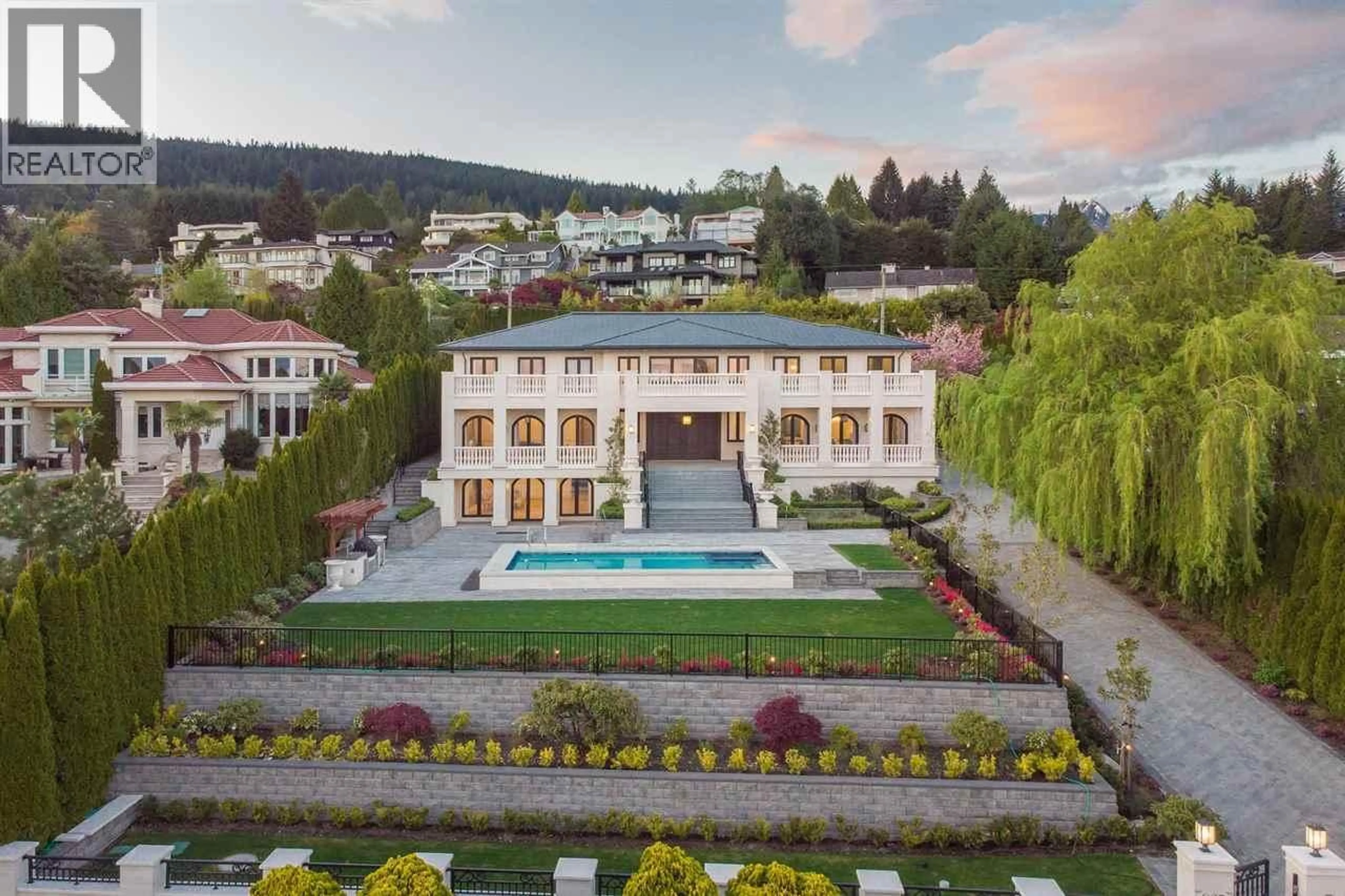 A pic from outside/outdoor area/front of a property/back of a property/a pic from drone, unknown for 925 FAIRMILE ROAD, West Vancouver British Columbia V7S1R4