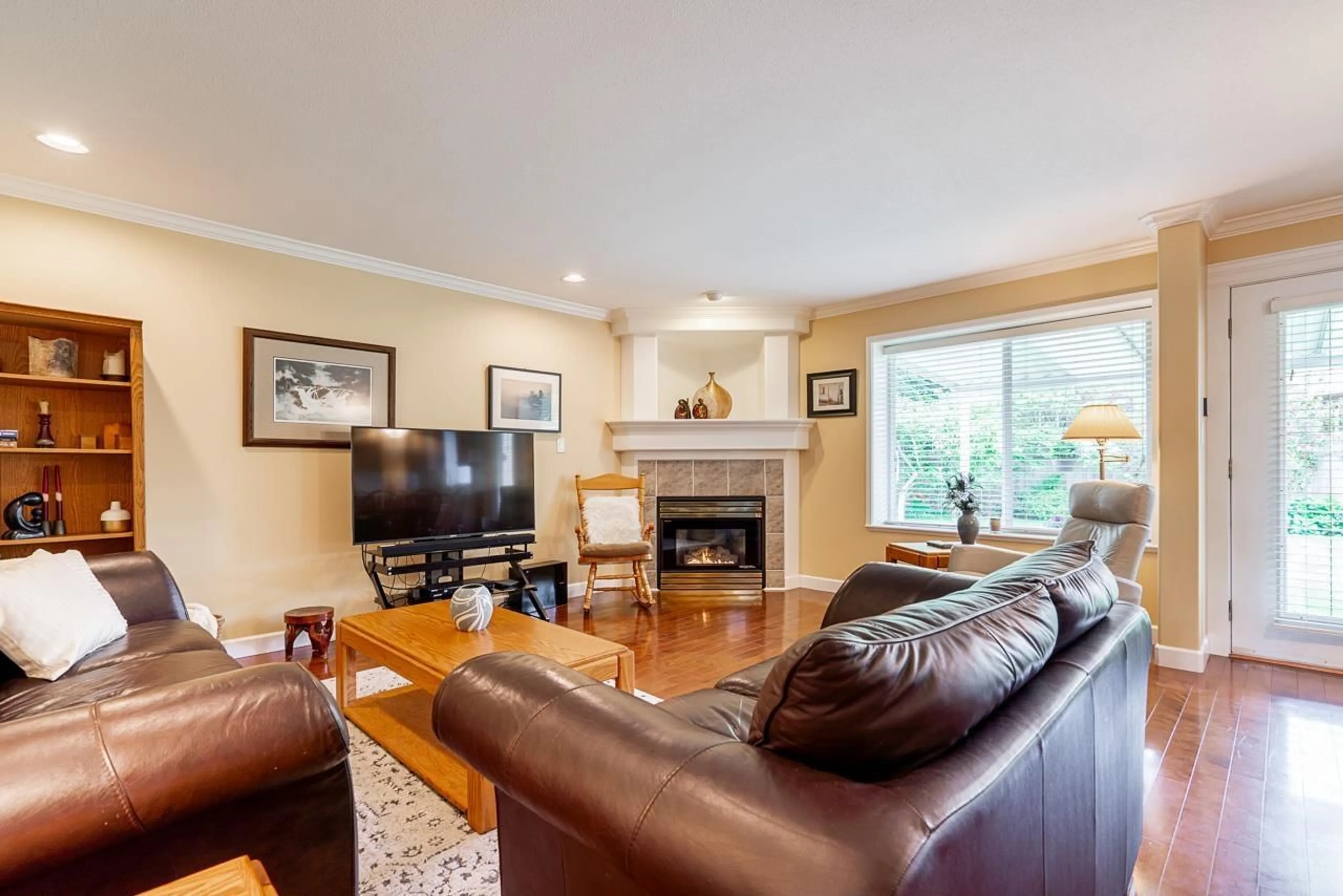 Living room with furniture, wood/laminate floor for 9143 159, Surrey British Columbia V4N2X4