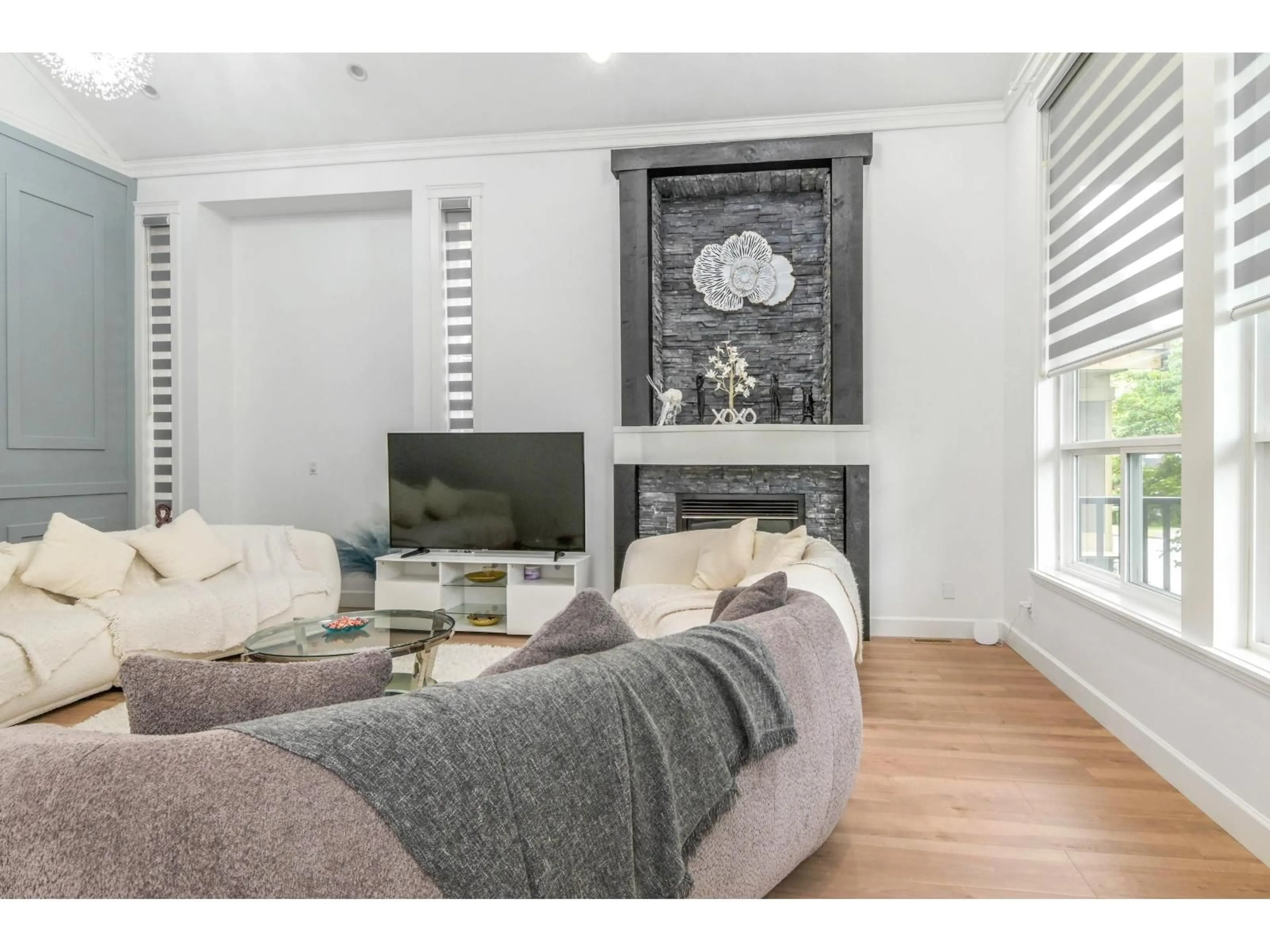 Living room with furniture, wood/laminate floor for 18358 67, Surrey British Columbia V3S1E5