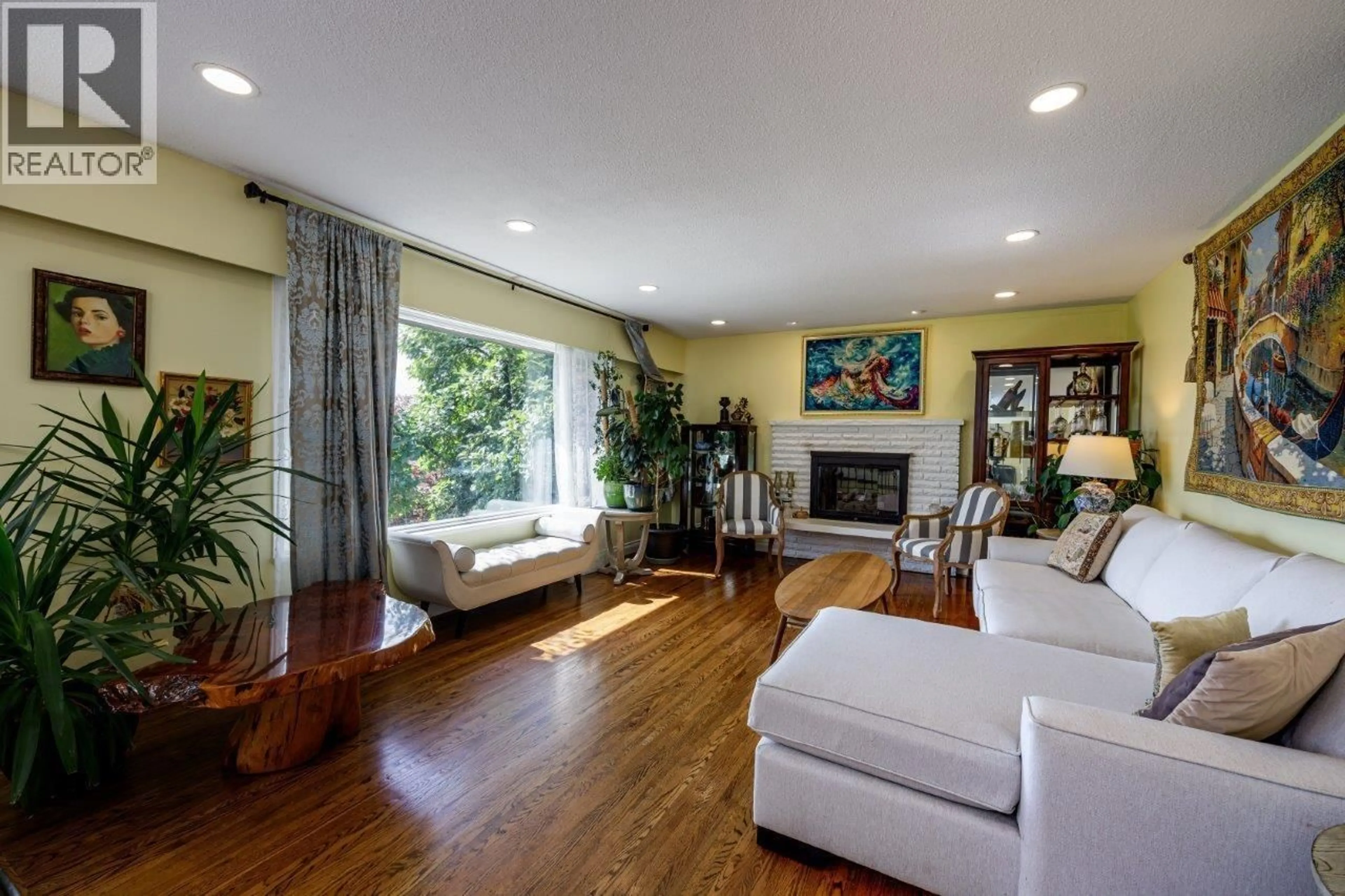 Living room with furniture, wood/laminate floor for 4577 MEADOWBANK CLOSE, North Vancouver British Columbia V7K2L1